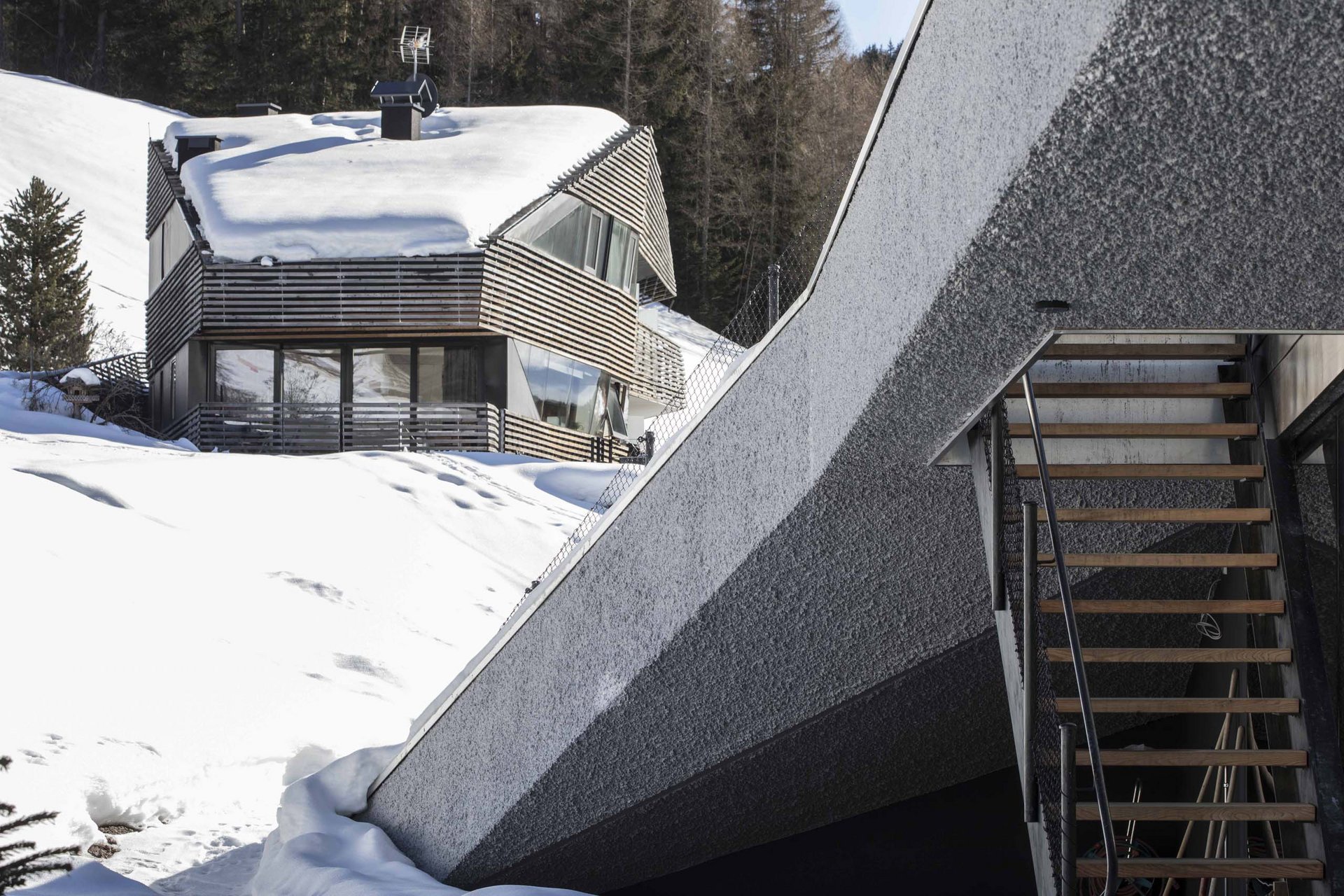 Urlaub mit Stil in der Residence Alma Paramout Modernes Haus mit Holzelementen im verschneiten Wald