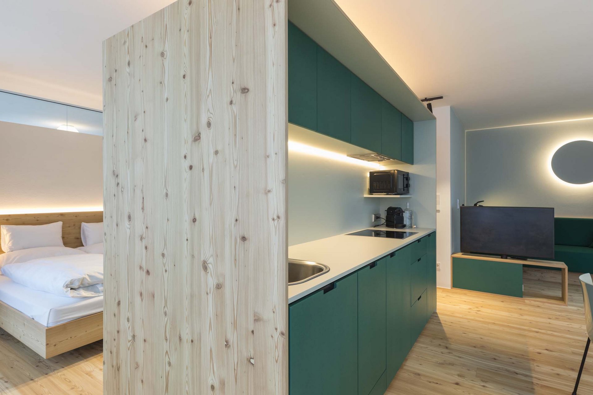 Urlaub mit Stil in der Residence Alma Paramout Modernes Studio mit Küchenzeile, Schlafzimmer und Sitzbereich mit TV