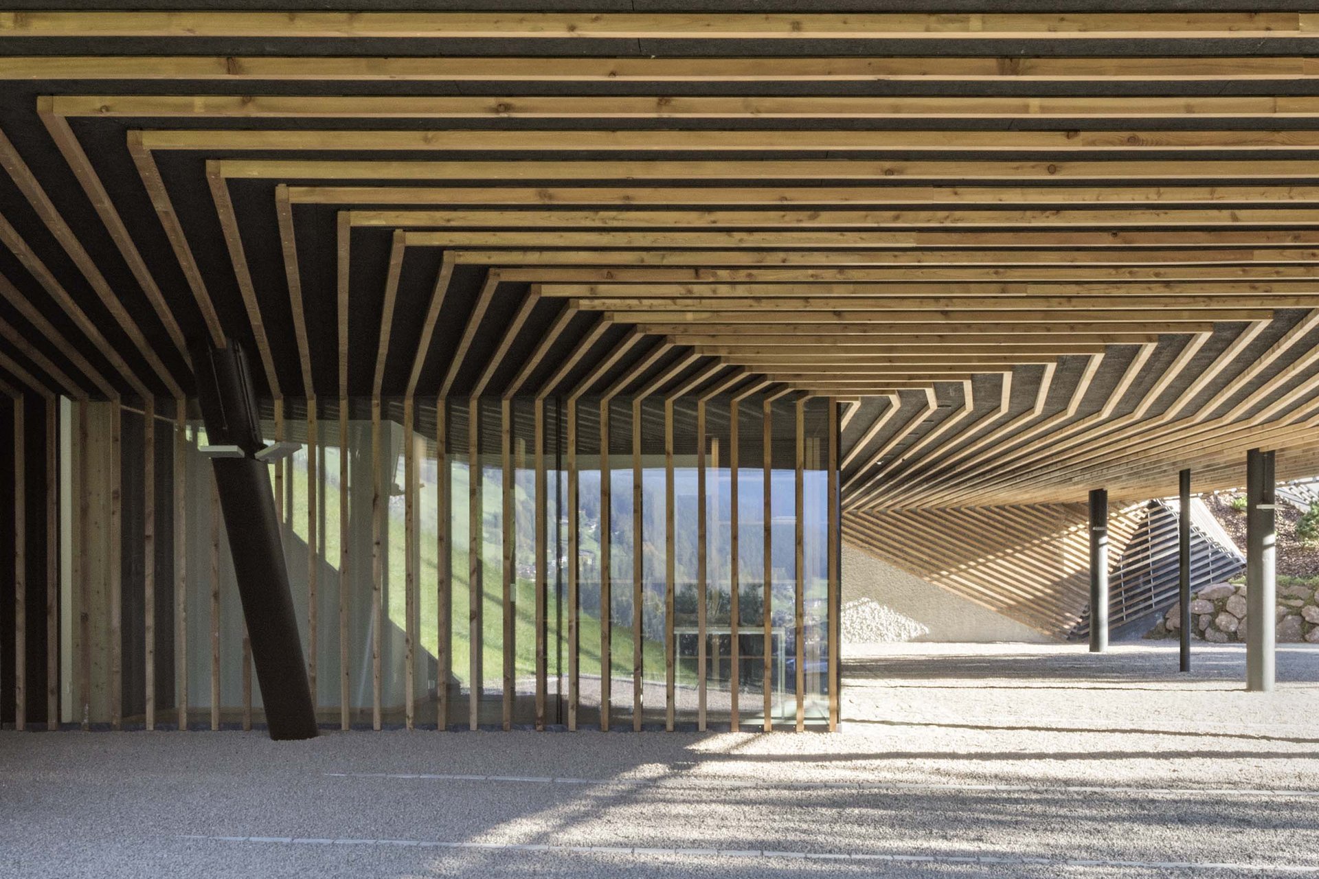 Urlaub mit Stil in der Residence Alma Paramout Moderner Parkbereich mit Holzdecke und Glaswand in minimalistischem Design