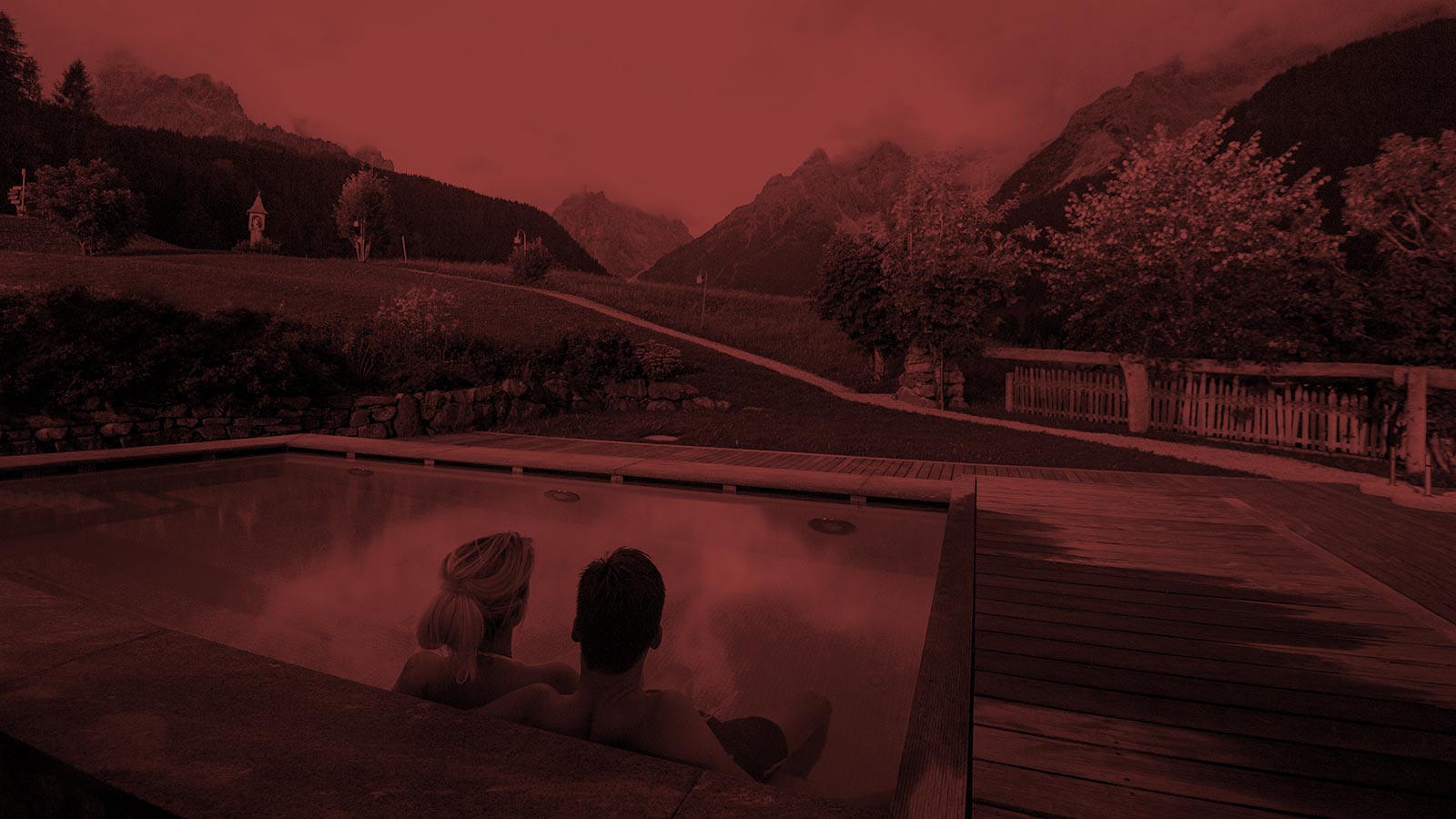 <h2>Wellness mit Panoramablick</h2>
<h3>in den Sextner Dolomiten</h3>
Mehrere Pools, indoor und outdoor, verschiedene Saunen, Kneippanlage und Erlebnisduschen, Ruheliegen und Wasserbetten, kosmetische Behandlungen und verwöhnende Massagen – all dies ist wunderbar und entspannend. Steter Begleiter ist der Ausblick auf die alpine Welt der Dolomiten, welcher Ihr Gefühl von absoluter Freiheit und Wohlbefinden krönen wird.