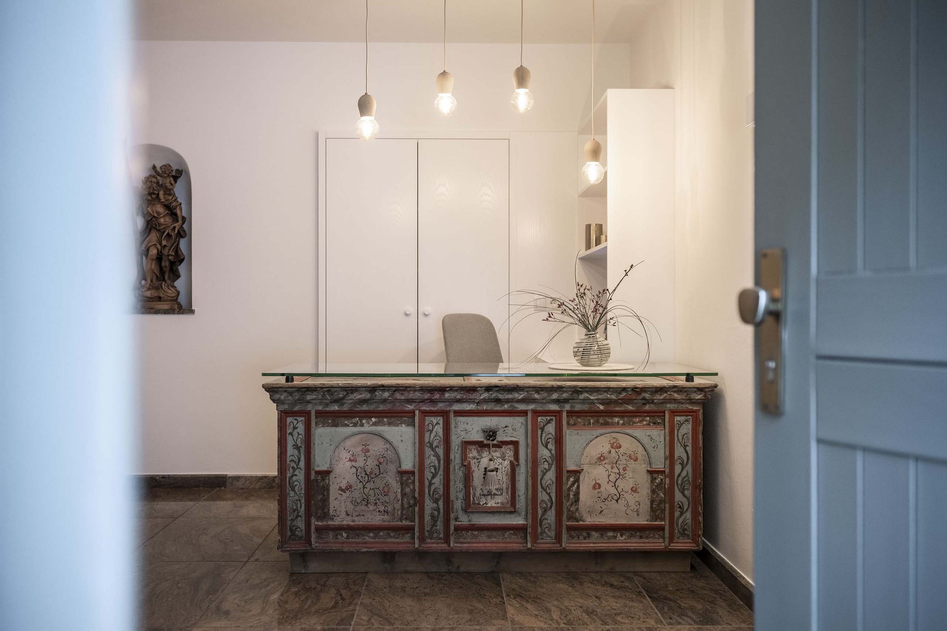 Naturerlebnis in der Villa Rainer Antiker bemalter Schreibtisch mit Glasplatte in einem hellen Raum