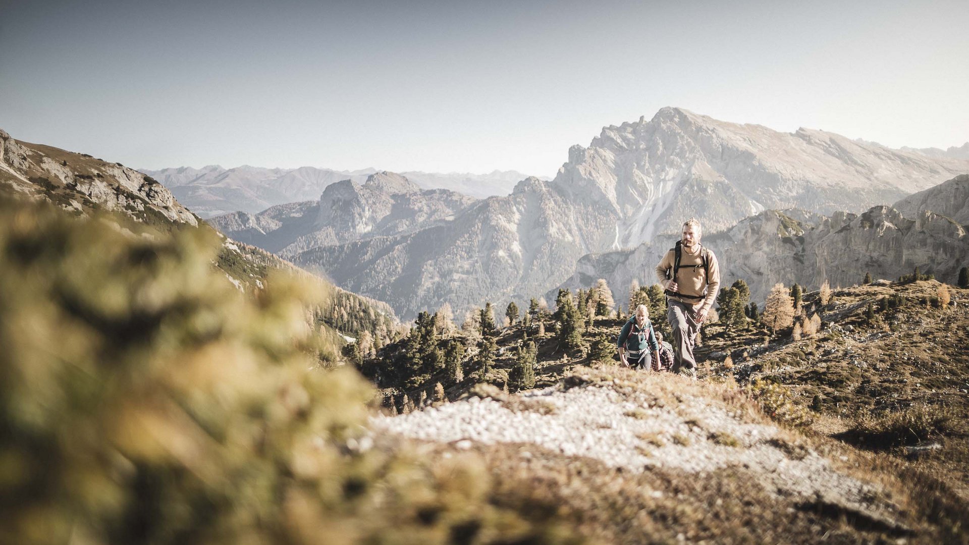 Qualche immagine del Rainer Escursionisti in montagna con cielo limpido e paesaggio autunnale