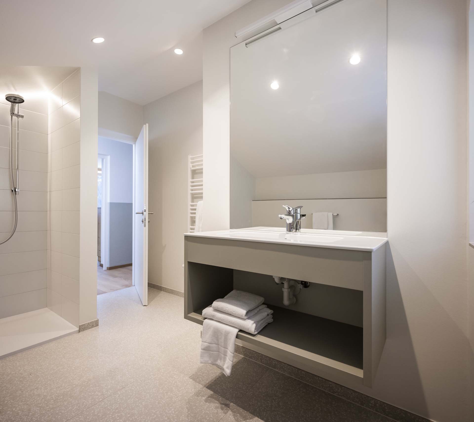 Betriebsdetailseite - Residence Villa Rainer Modernes Badezimmer mit Dusche, Waschbecken und Handtüchern