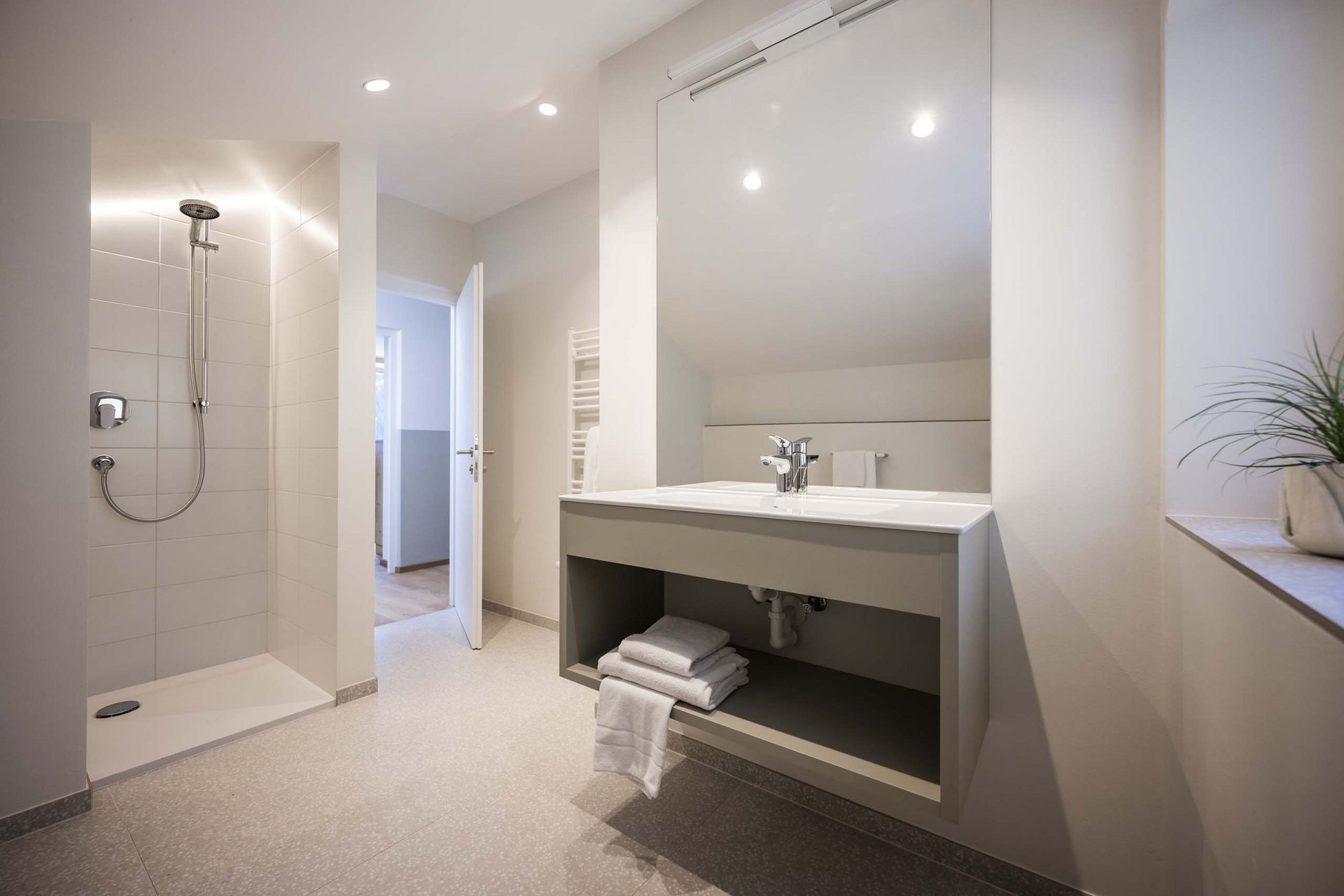 Naturerlebnis in der Villa Rainer Modernes Badezimmer mit Dusche, Waschbecken und Handtüchern