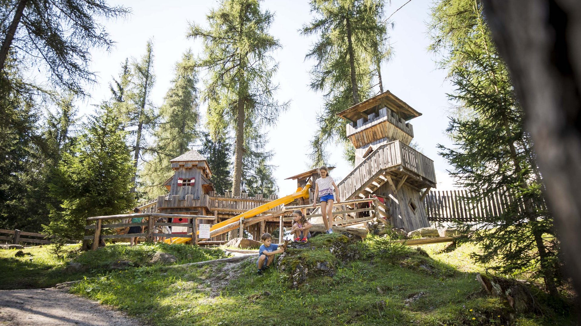 Qualche immagine del Rainer Bambini che giocano in un parco giochi di legno nella foresta