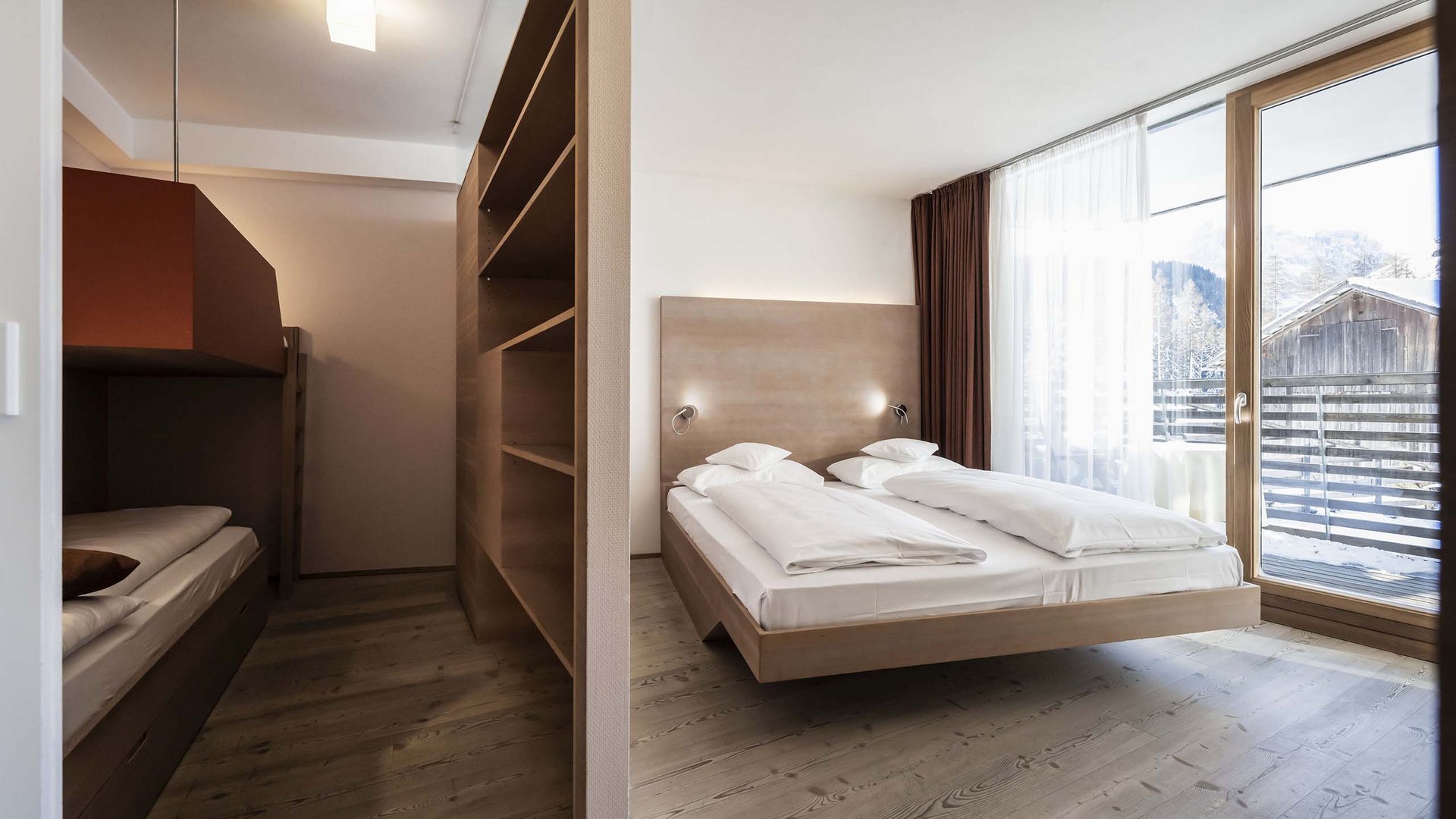 Residence Königswarte Strata Camera da letto moderna con letto a castello e letto matrimoniale vicino alla finestra del balcone