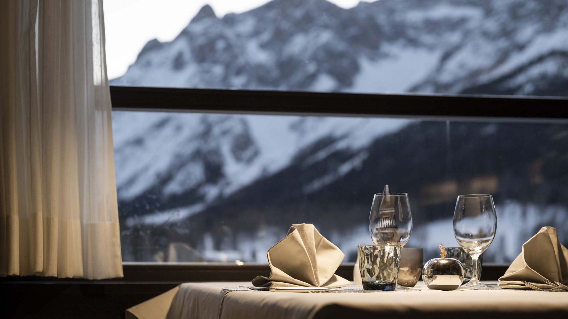 Family Resort Rainer Tavolo elegante apparecchiato con vista sulle montagne innevate
