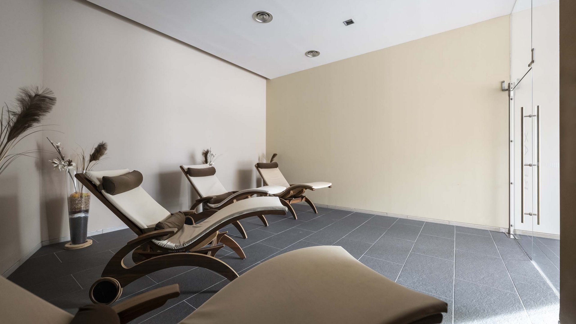 Family Resort Rainer Sala relax minimalista con design moderno e sedie reclinabili