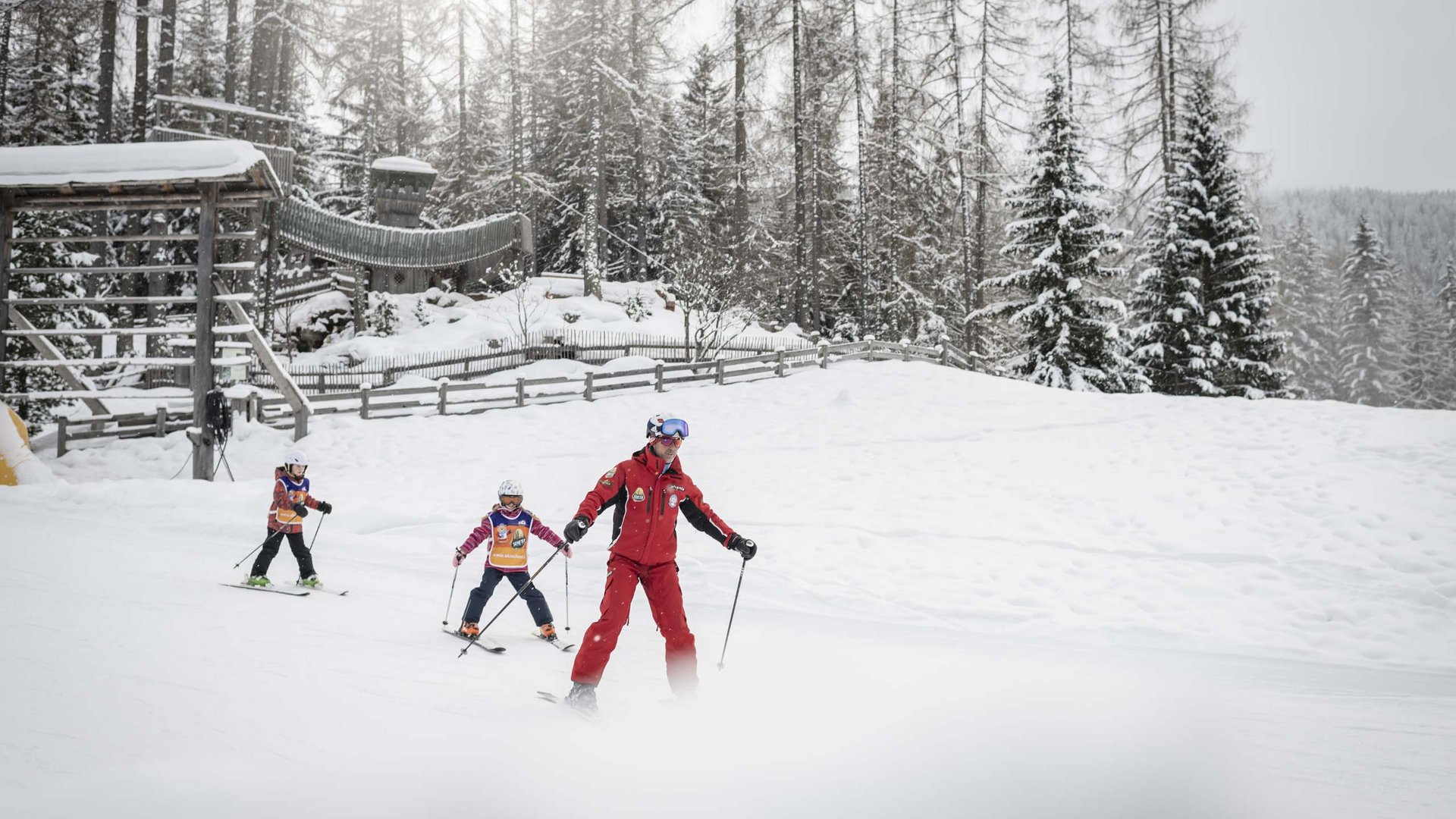 Qualche immagine del Rainer Istruttore di sci insegna a due bambini a sciare in una foresta innevata