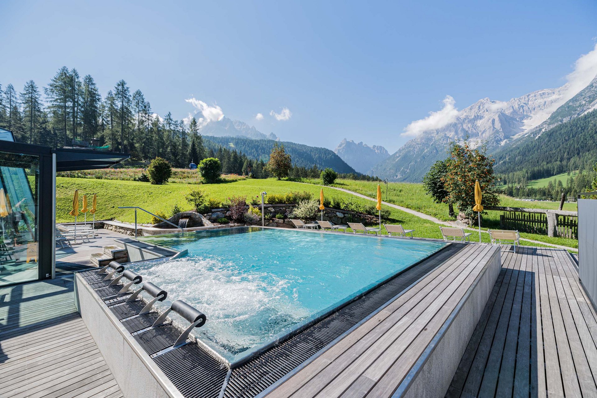 How to get to the Family Resort Rainer Outdoor pool with jacuzzi and mountain view in summer