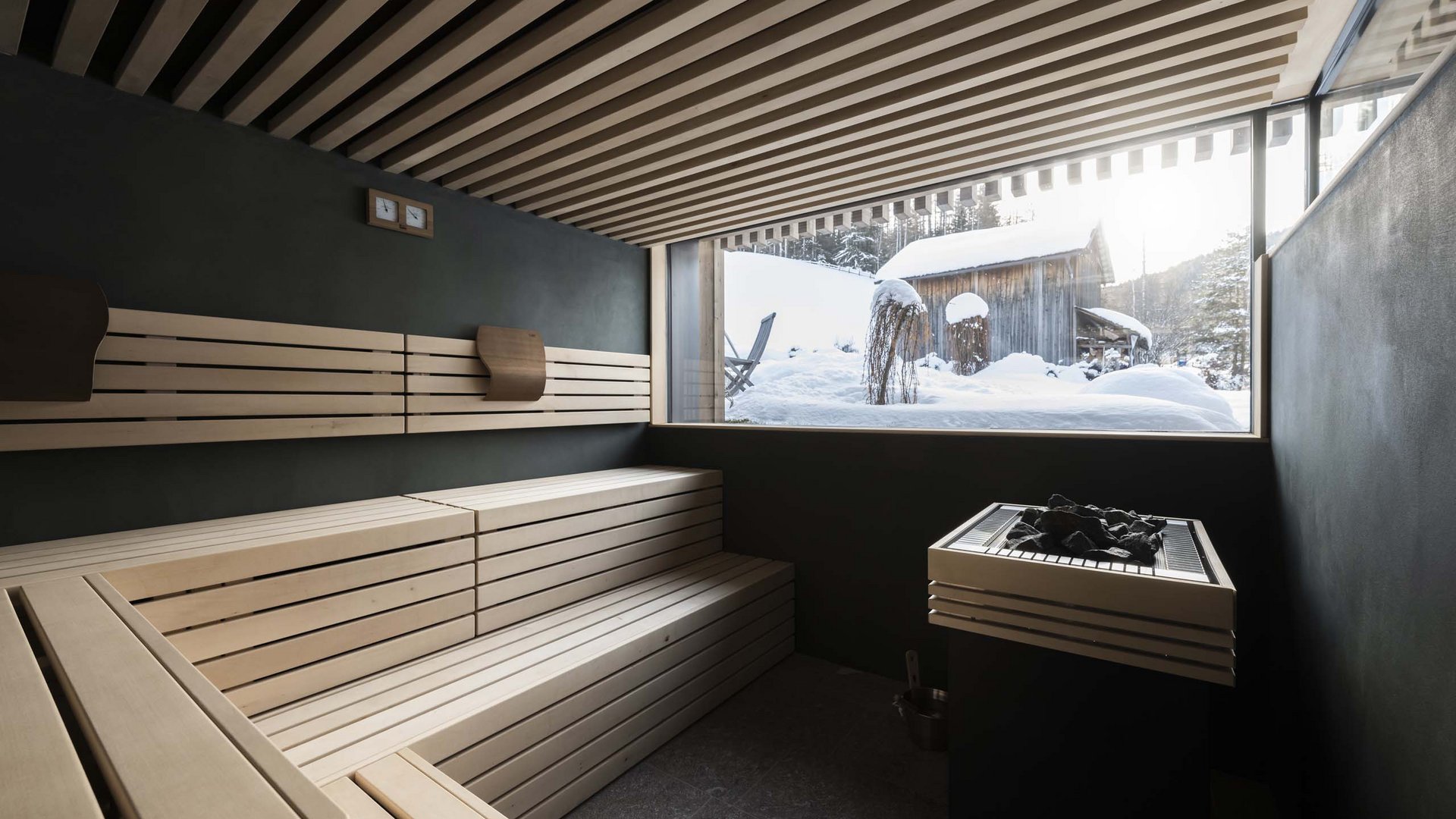 Residence Königswarte Strata Interno sauna moderna con panchina in legno e vista su baita innevata