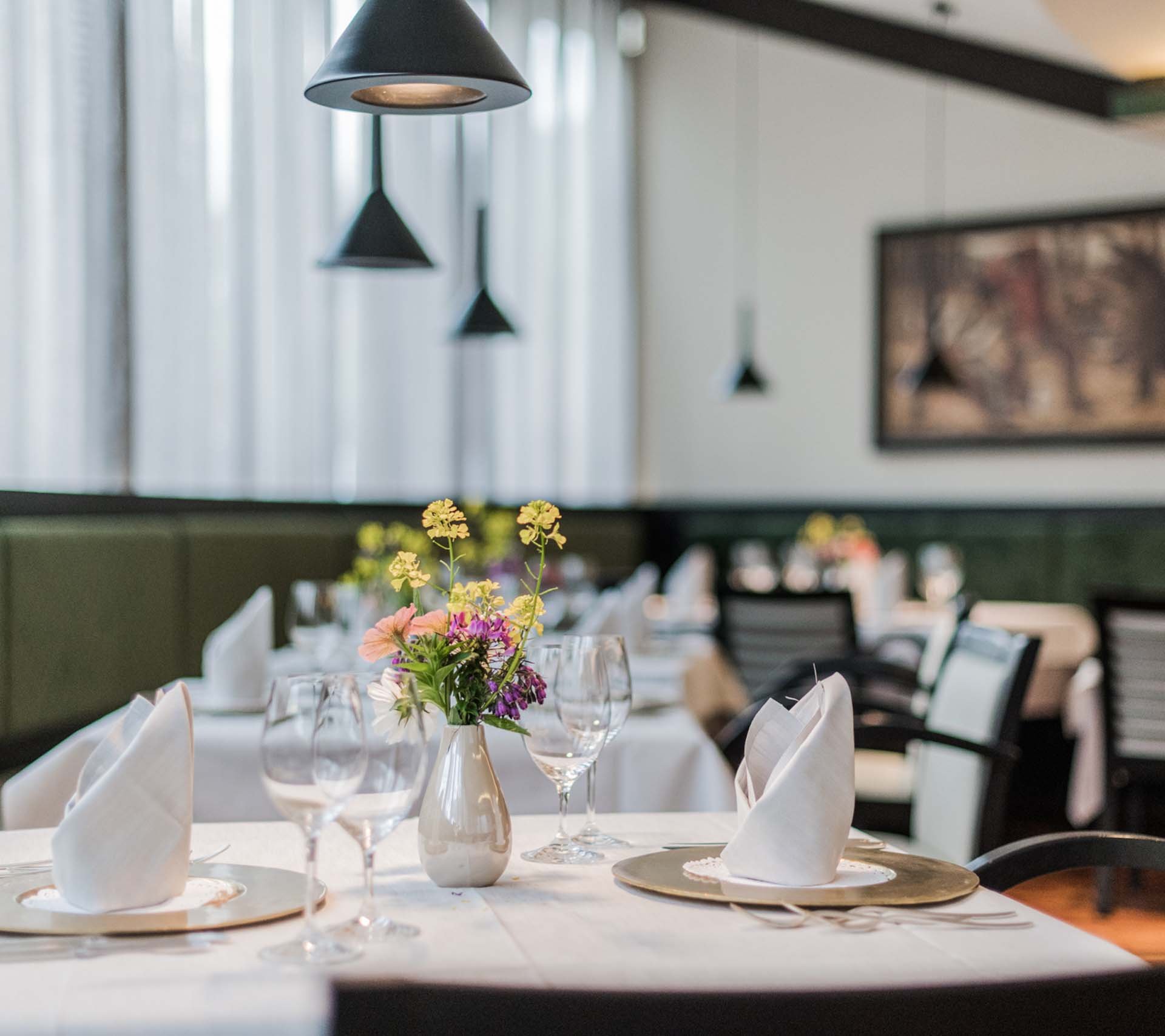 Property detail page - Hotel Rainer Elegant restaurant with set tables and floral decorations