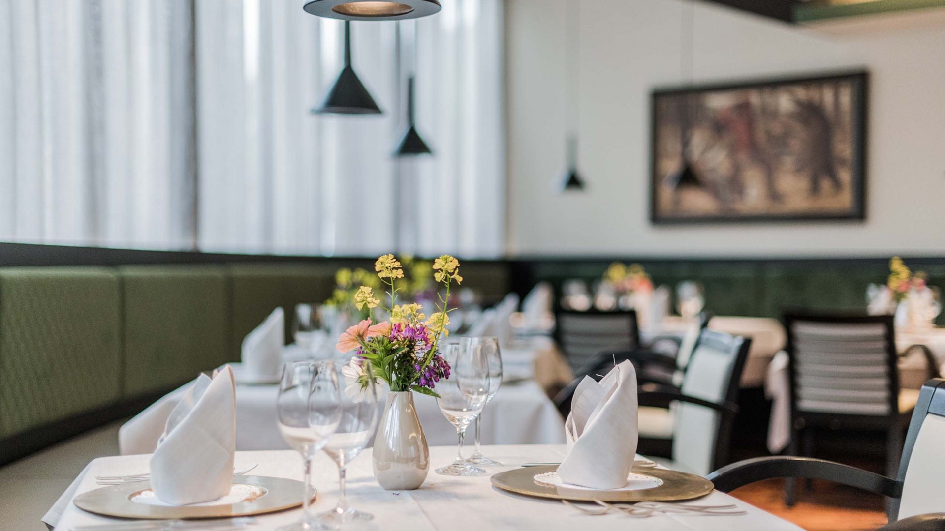Family Resort Rainer Ristorante elegante con tavoli apparecchiati e decorazioni floreali