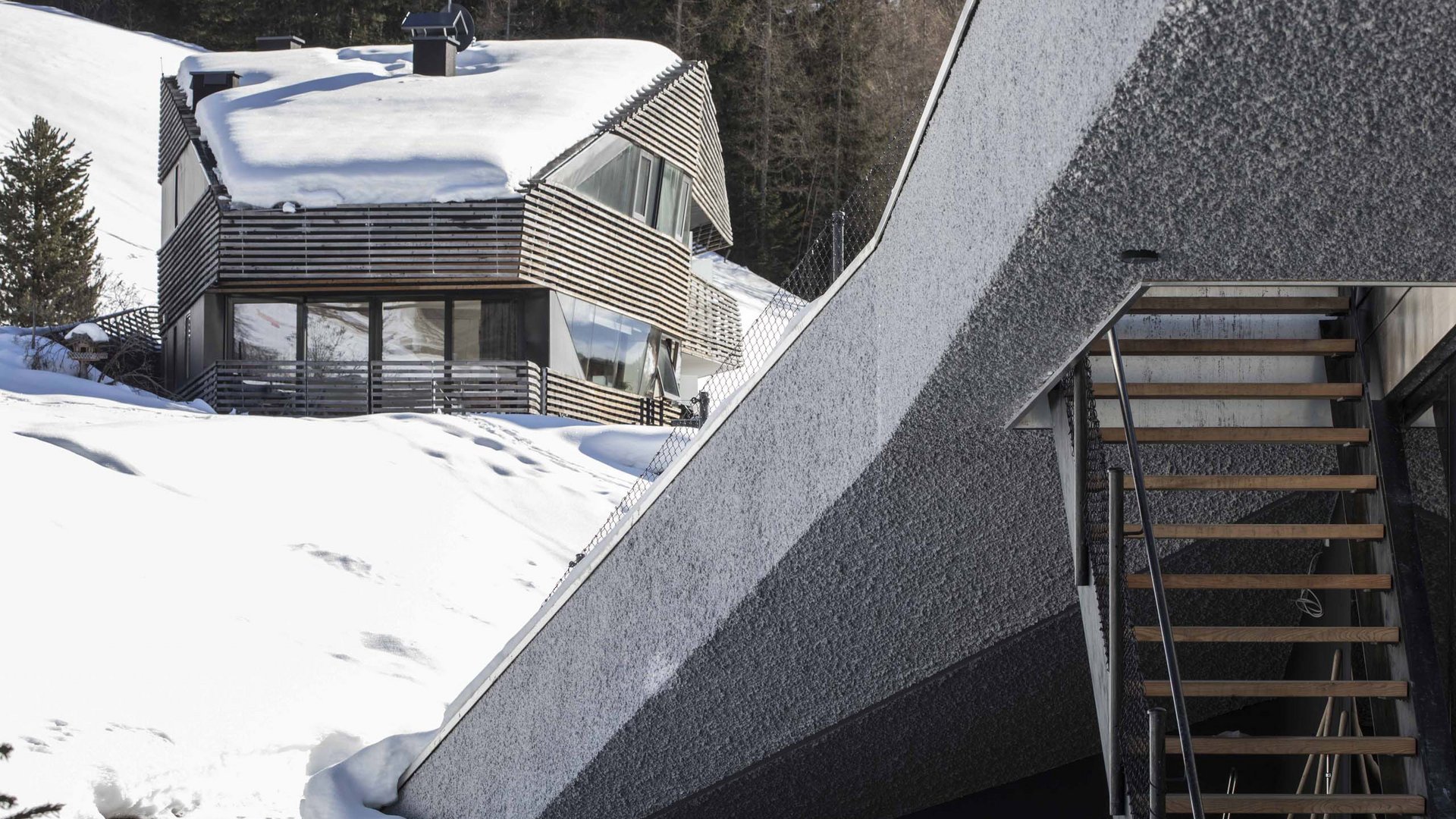 Residence Königswarte Strata Casa moderna in legno nella neve con scala di cemento in primo piano
