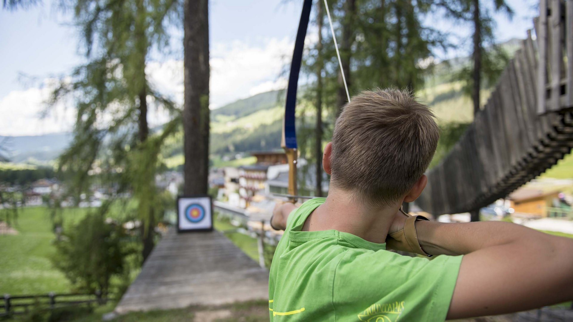 Qualche immagine del Rainer Ragazzo mira con l'arco a un bersaglio all'aperto