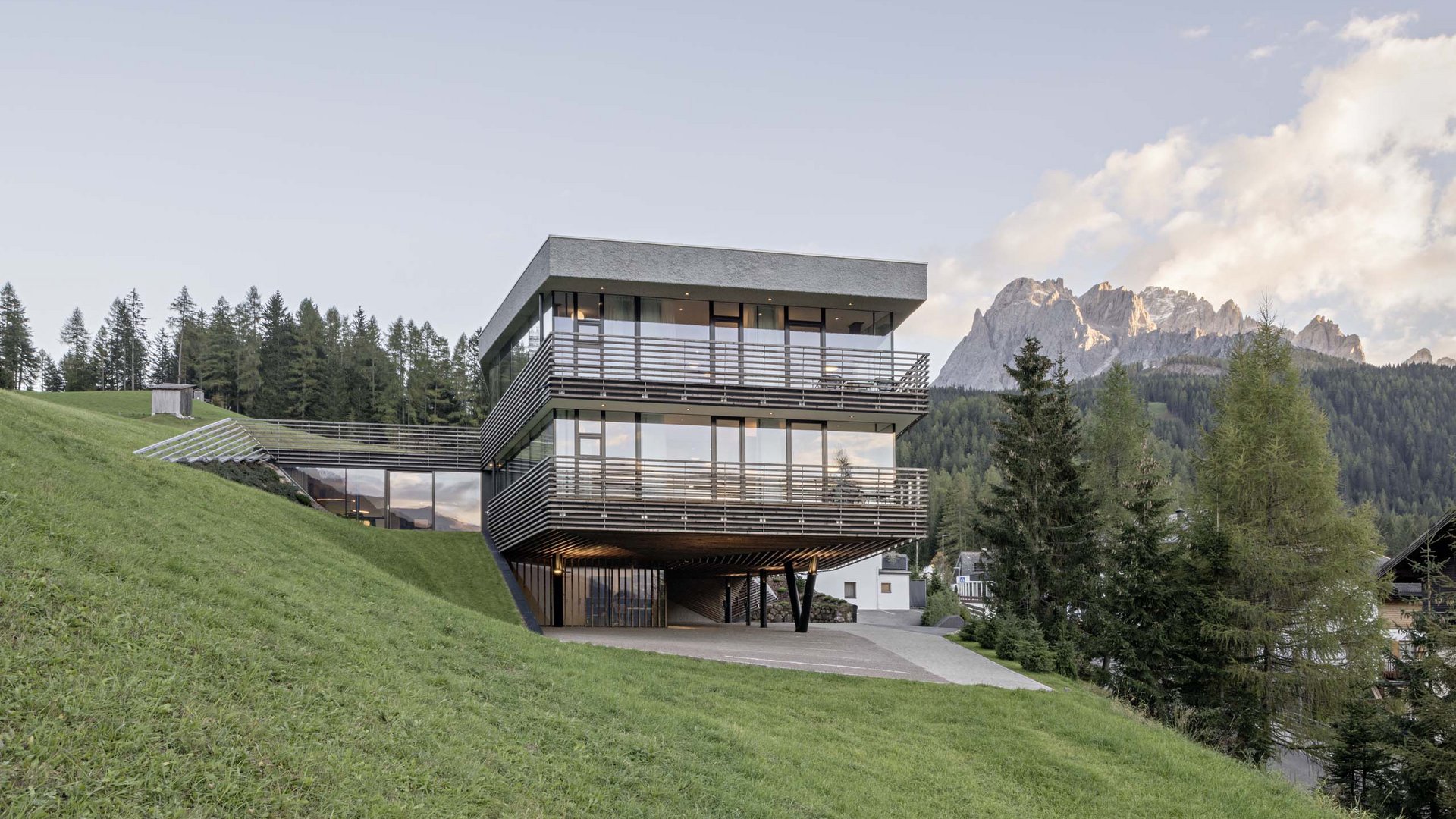 Residence Paramount Alma Casa moderna con grandi finestre su una collina con vista montagna