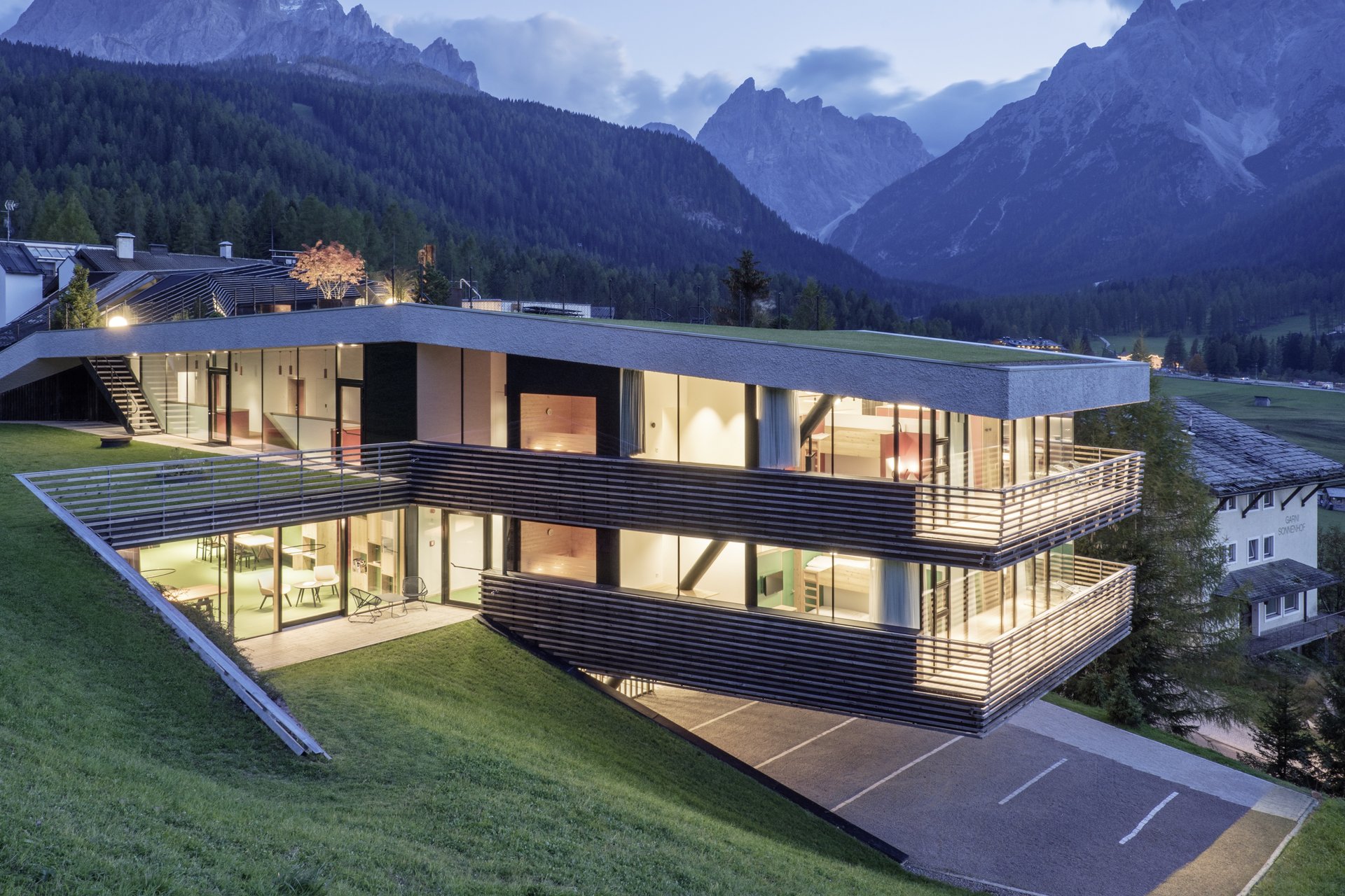 Moderner Parkbereich mit Holzdecke und Glaswand in minimalistischem Design