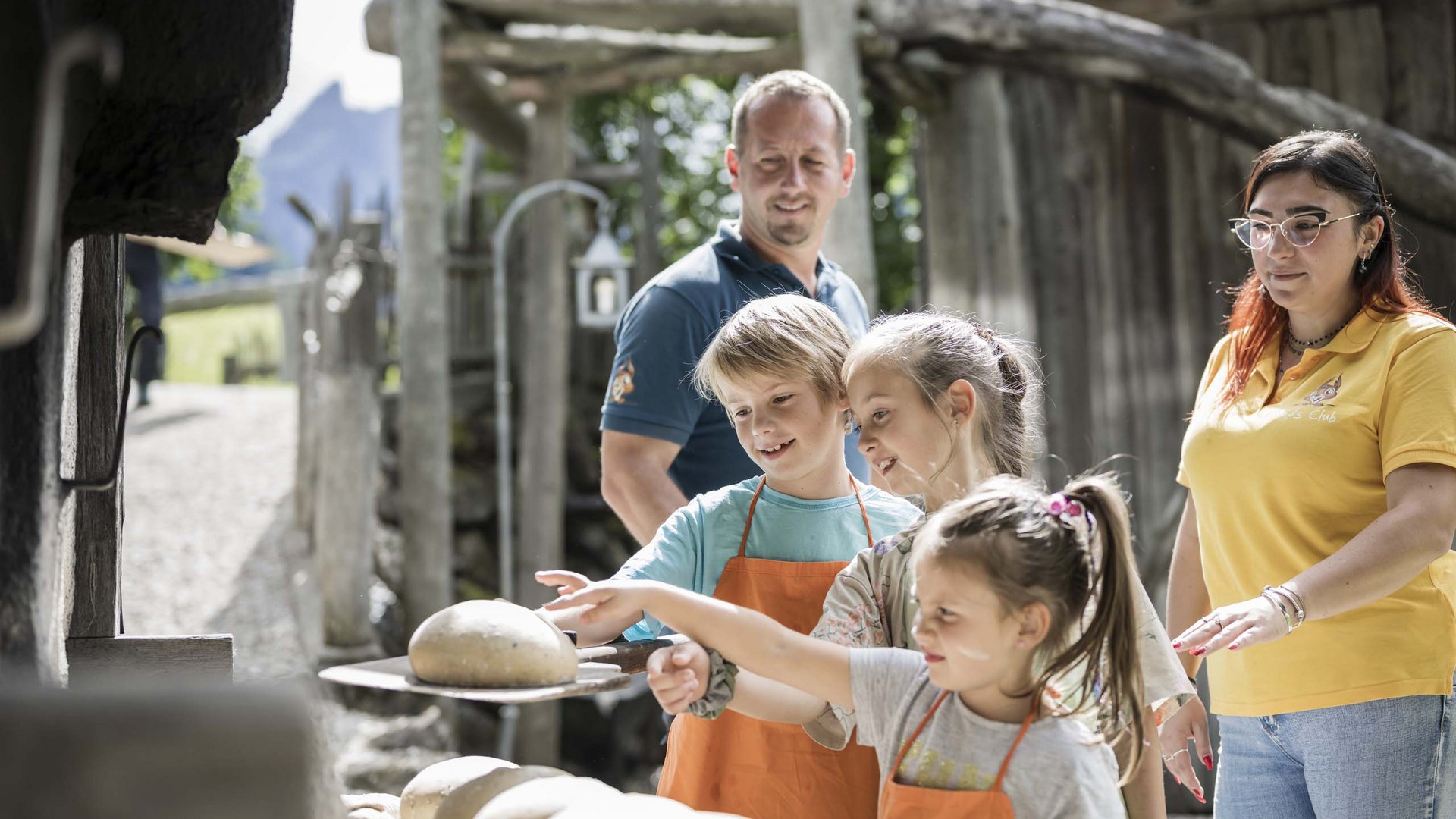 Qualche immagine del Rainer Bambini che preparano il pane con adulti all'aperto