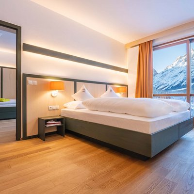 Camera d'albergo moderna con vista sulle montagne dalle finestre