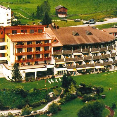 Hotel Rainer in paesaggio montano verde con giardino e parcheggi