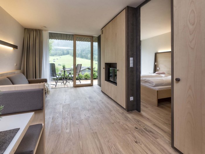 Modernes Hotelzimmer mit Balkon und Bergblick
