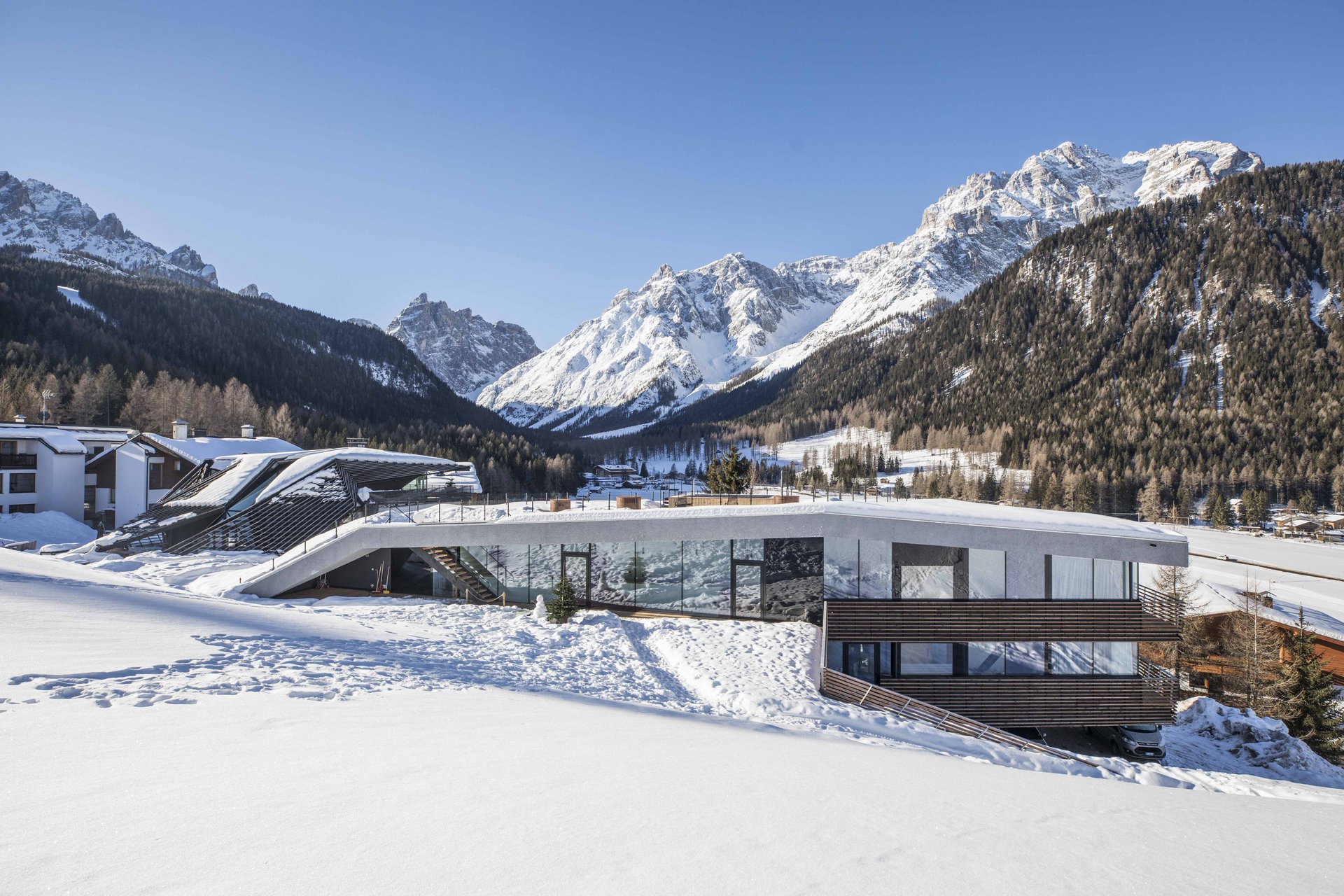 Modernes Haus mit Holzelementen im verschneiten Wald