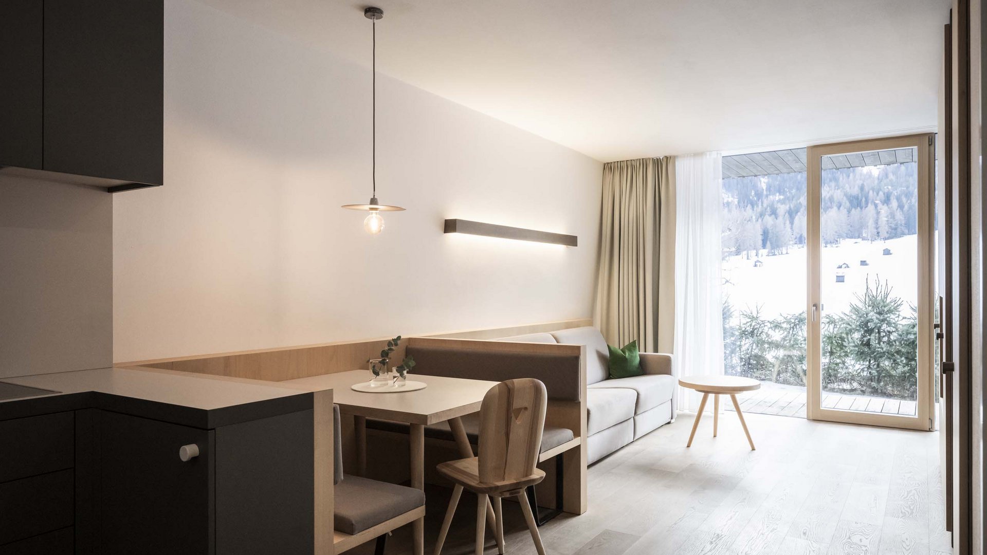 Residence Villa Rainer Soggiorno moderno con mobili in legno e grande finestra con vista sulle montagne