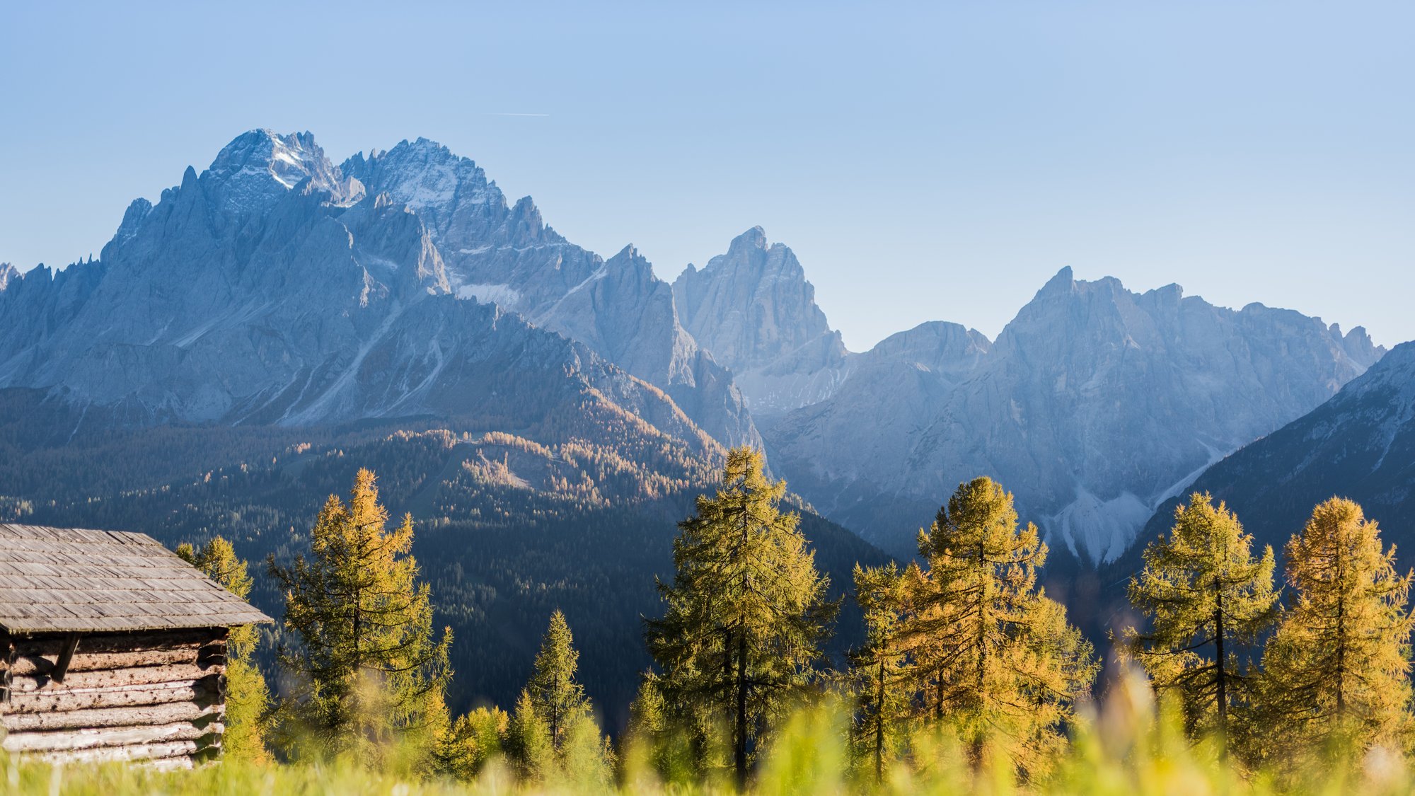 Escursione al Rifugio Larice Piccola baita con vista sulle Dolomiti di Sesto.