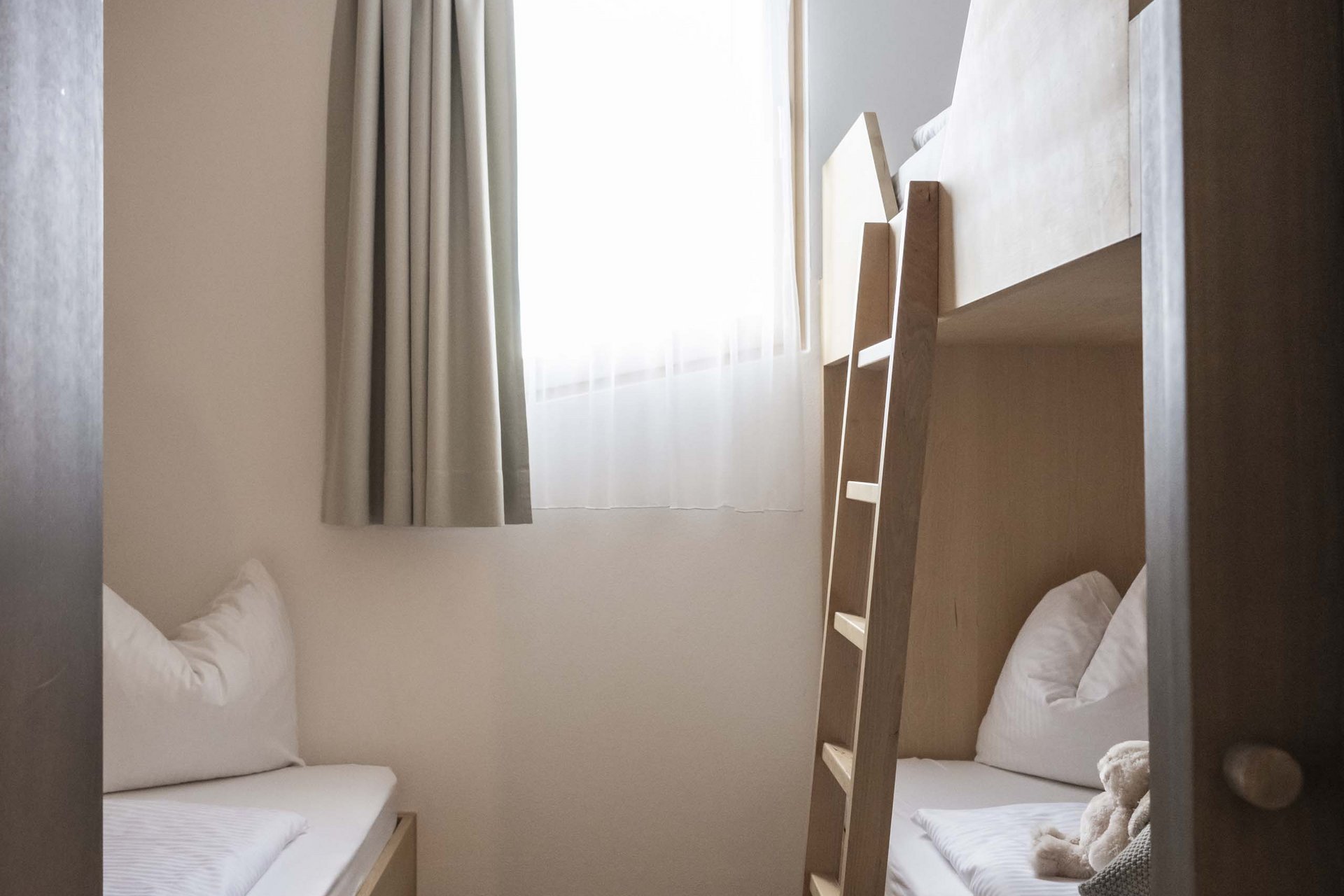 Naturerlebnis in der Villa Rainer Kleines Zimmer mit zwei Betten, einem Fenster und Holzleiter zu Etagenbett