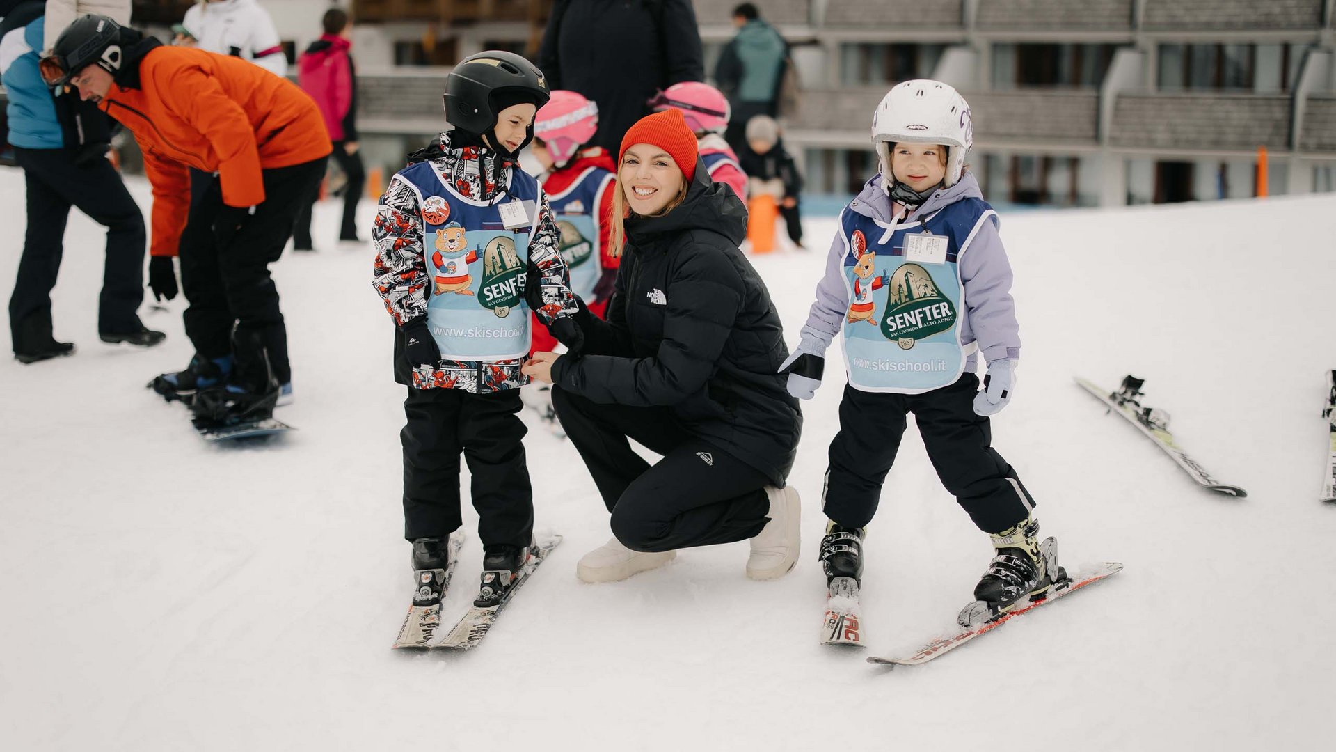 Qualche immagine del Rainer Bambini imparano a sciare con un'istruttrice sulla neve