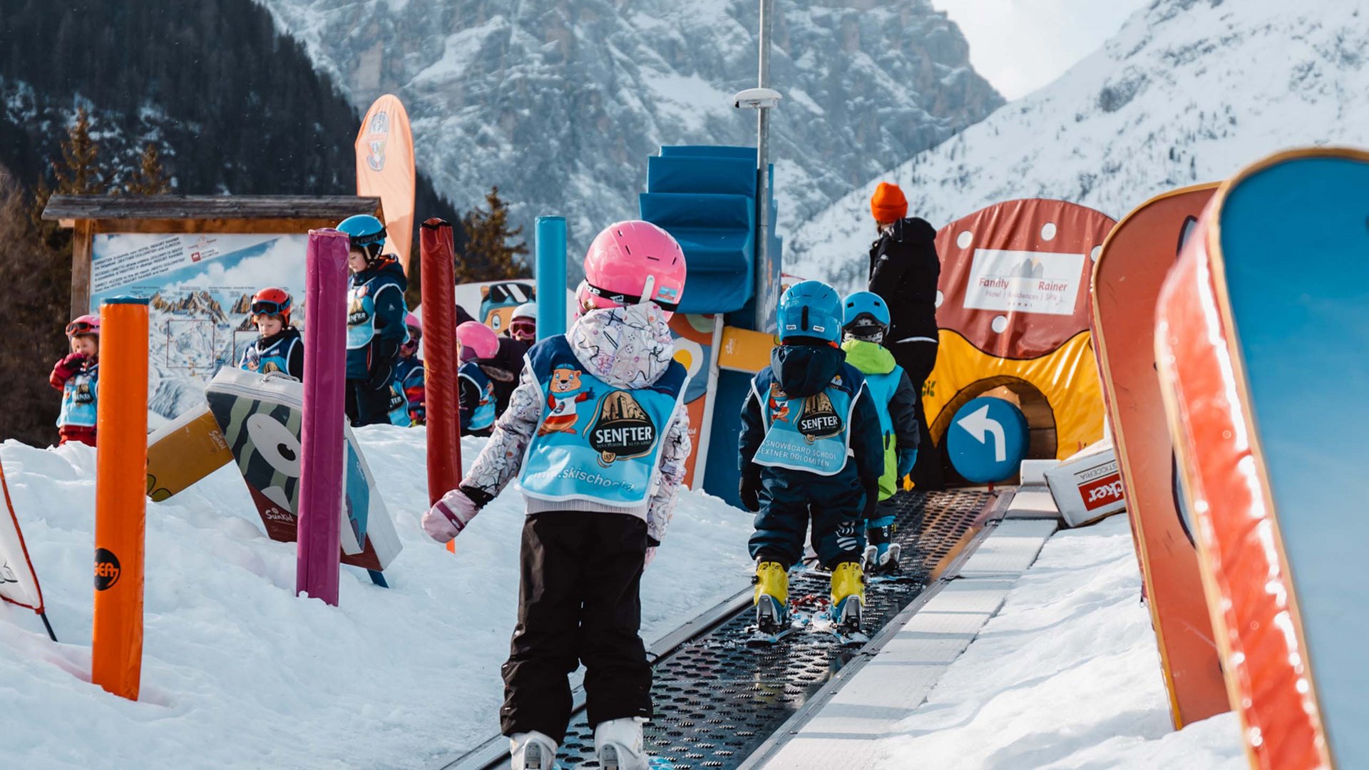 Qualche immagine del Rainer Bambini imparano a sciare su un tapis roulant in un parco sciistico per bambini con montagne