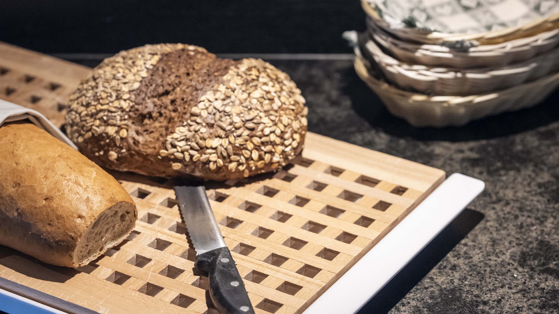 Family Resort Rainer Pane tagliato e coltello su tagliere in legno in cucina