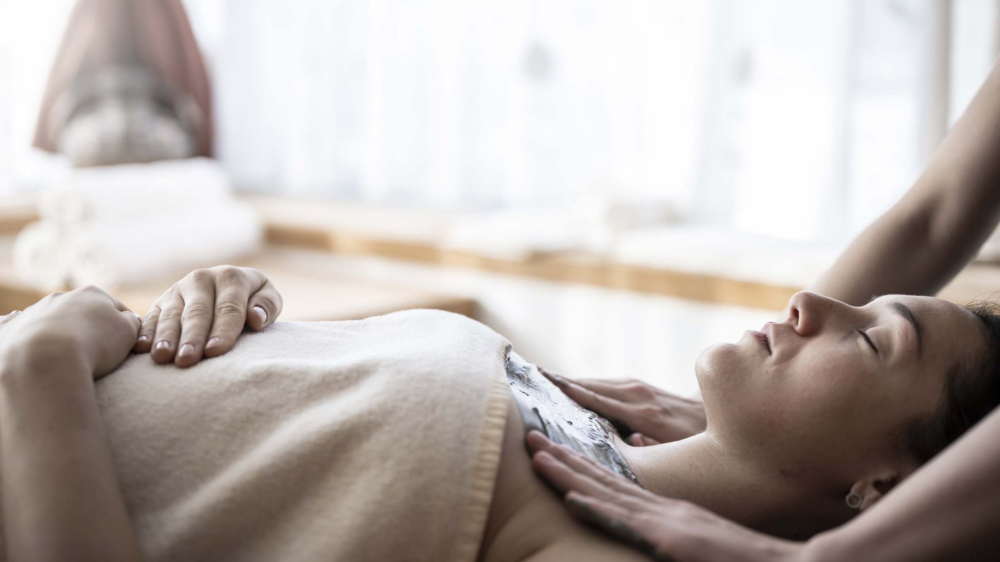 Benessere dalla testa ai piedi Donna rilassata durante un massaggio in una spa