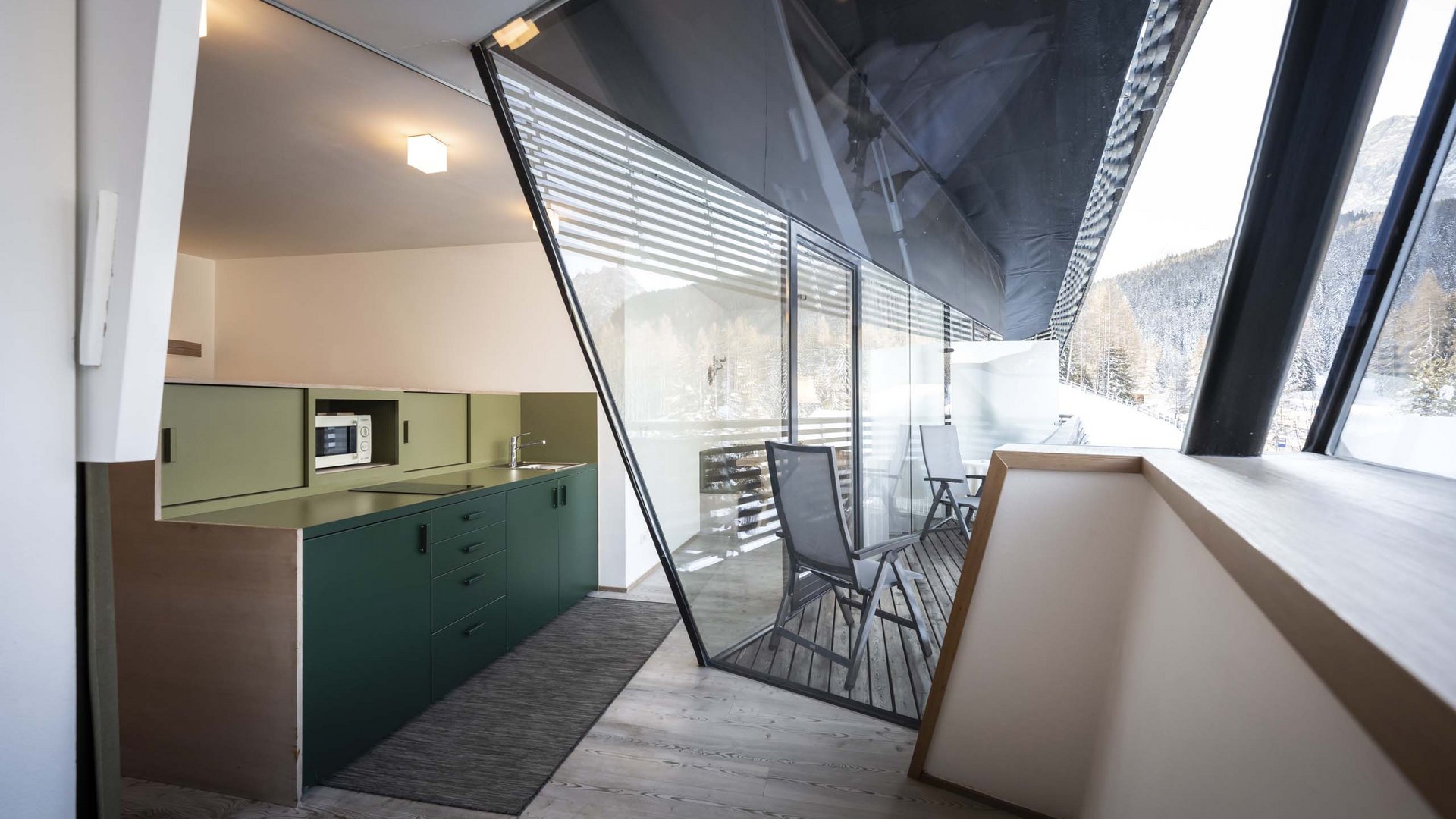 Residence Königswarte Strata Balcone moderno con vetrata e vista su montagne innevate