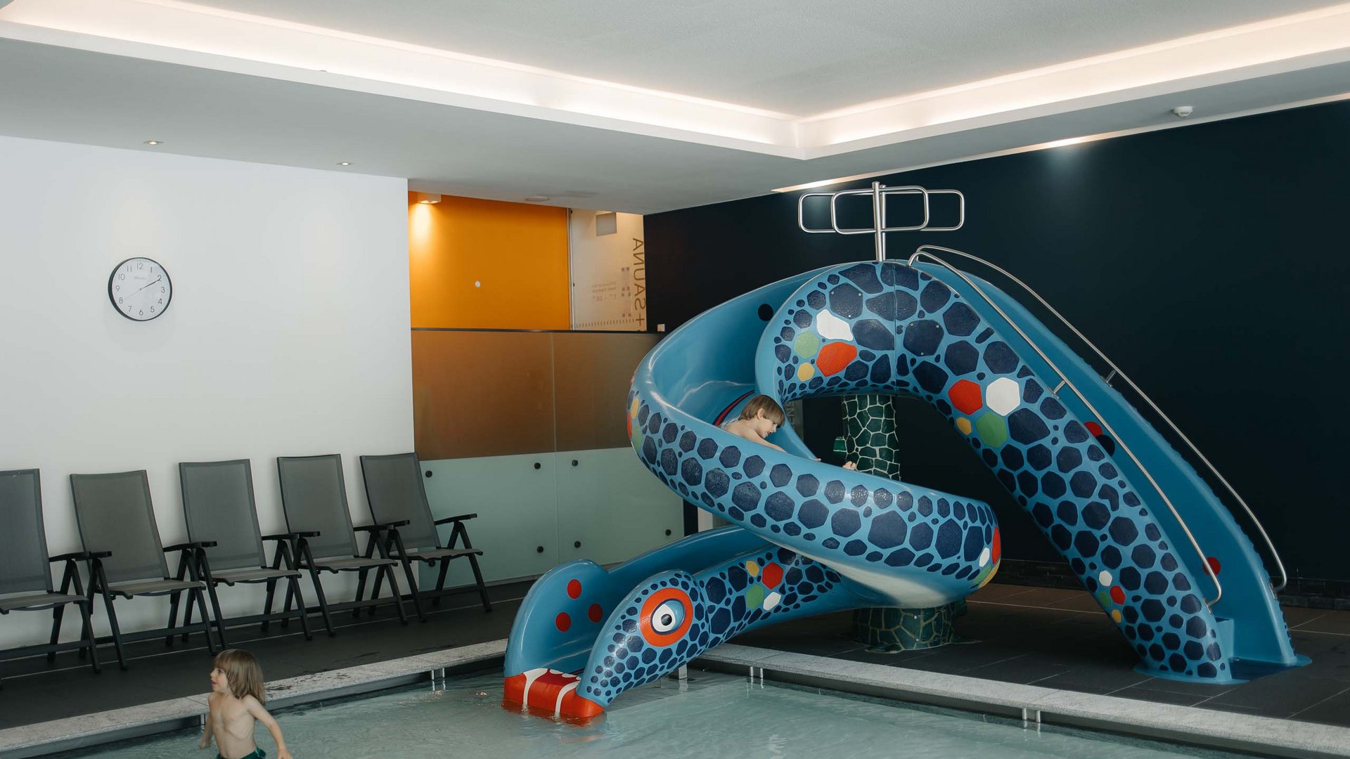 Family Resort Rainer Bambini che giocano su uno scivolo d'acqua in piscina interna