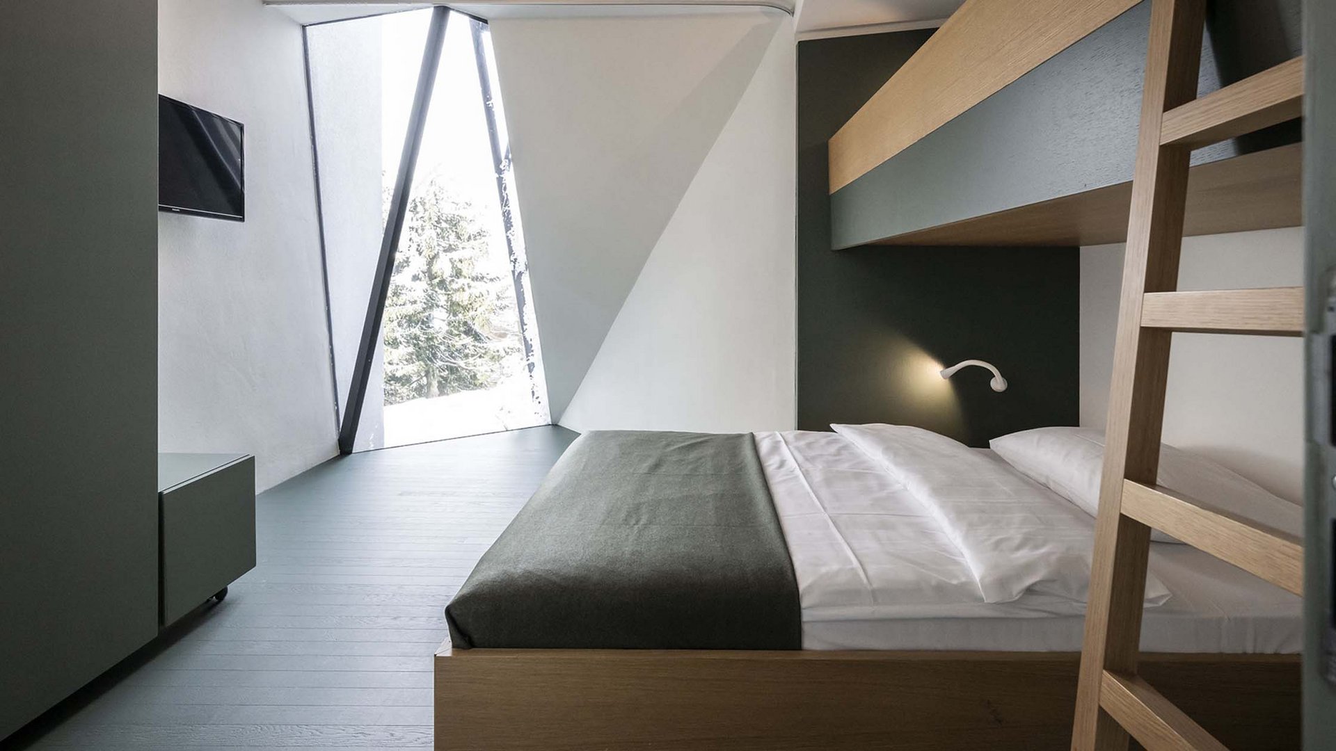 Residence Paramount Alma Camera da letto moderna con letto a castello e finestra triangolare unica