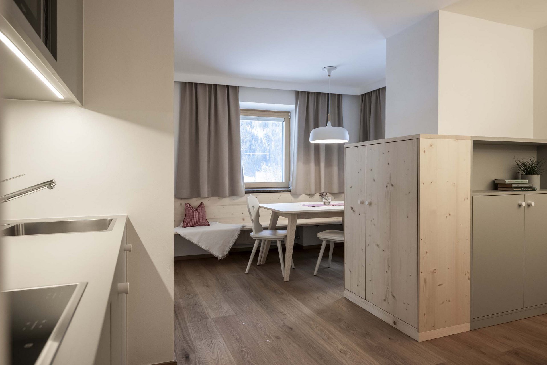 Naturerlebnis in der Villa Rainer Kleine moderne Küchen- und Essecke mit Holzmöbeln und Fenster