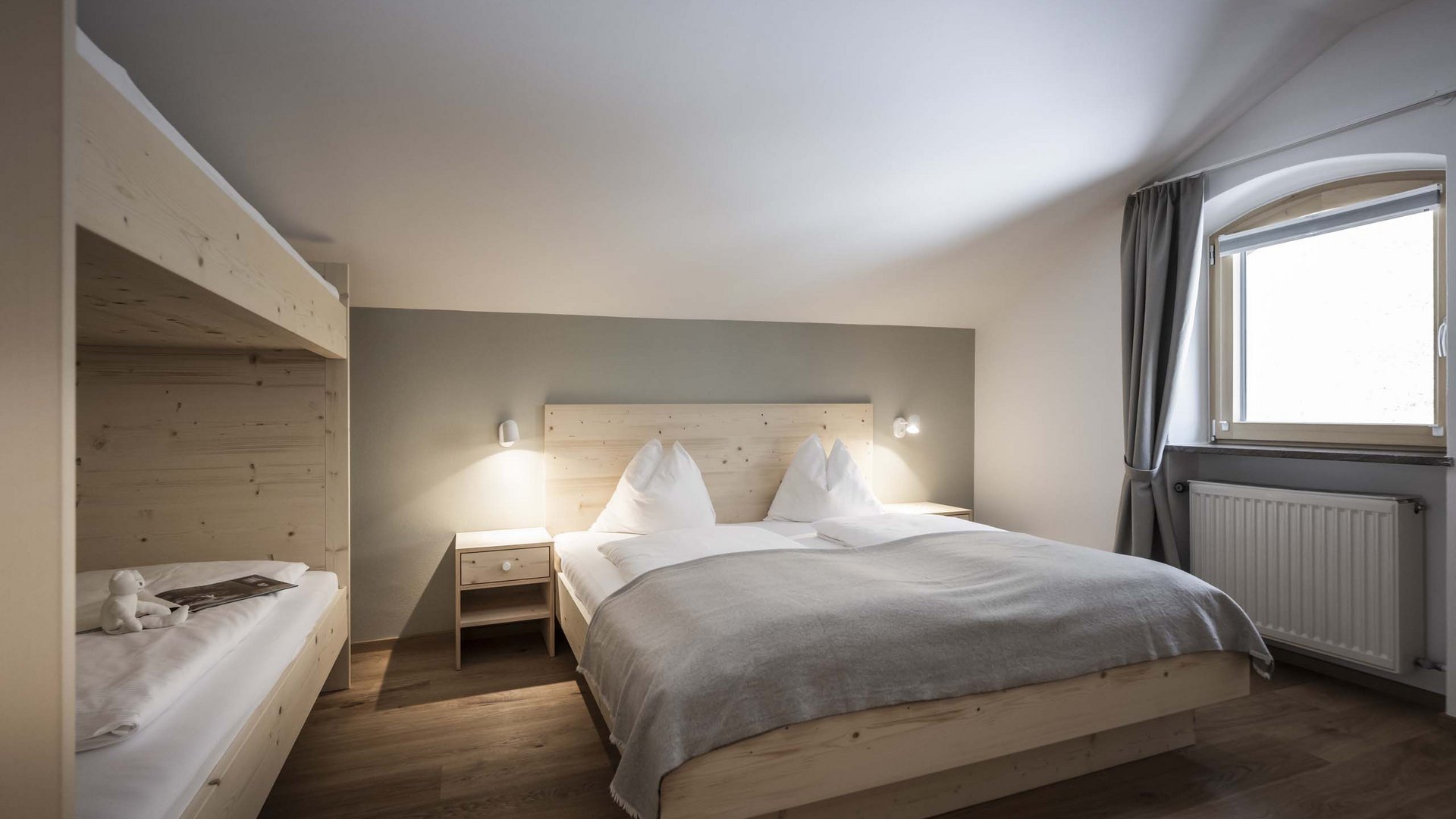 Residence Villa Rainer Camera da letto con letti in legno, letto matrimoniale e letti a castello