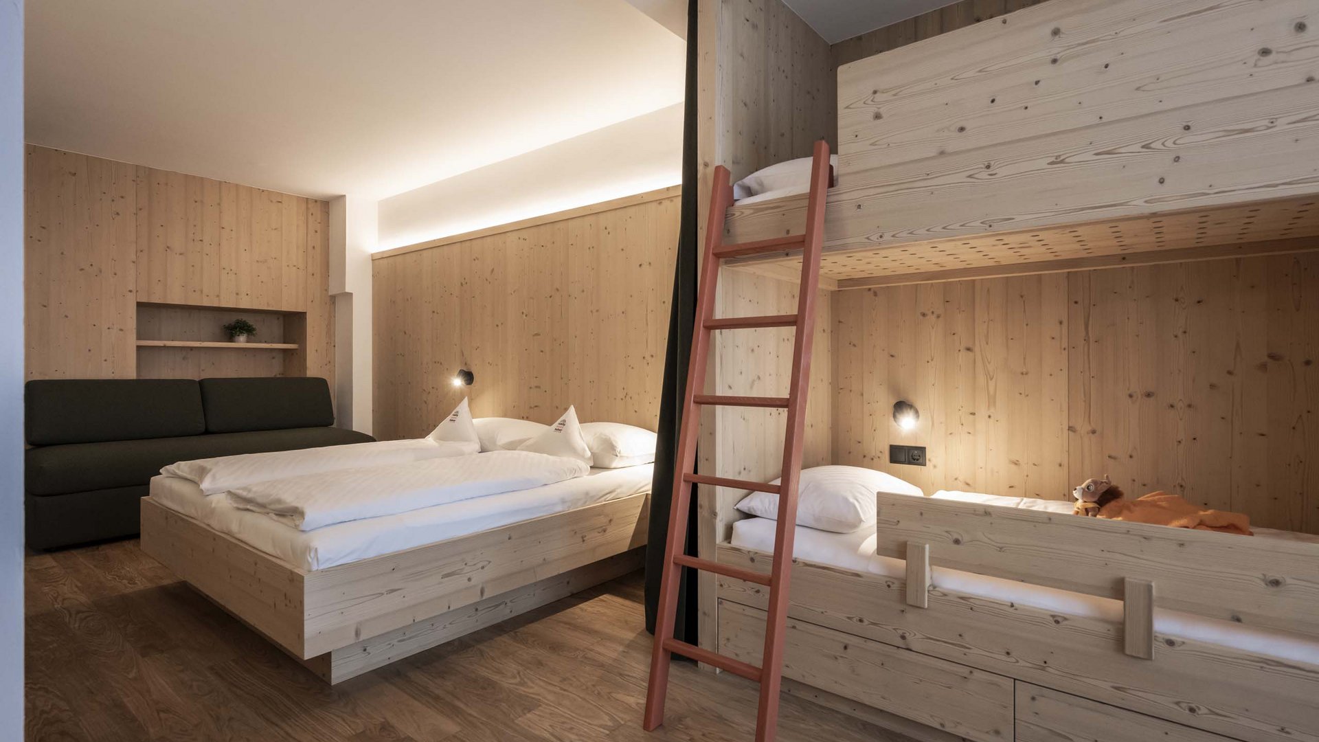 Family Resort Rainer Camera con letto matrimoniale e letto a castello in legno chiaro