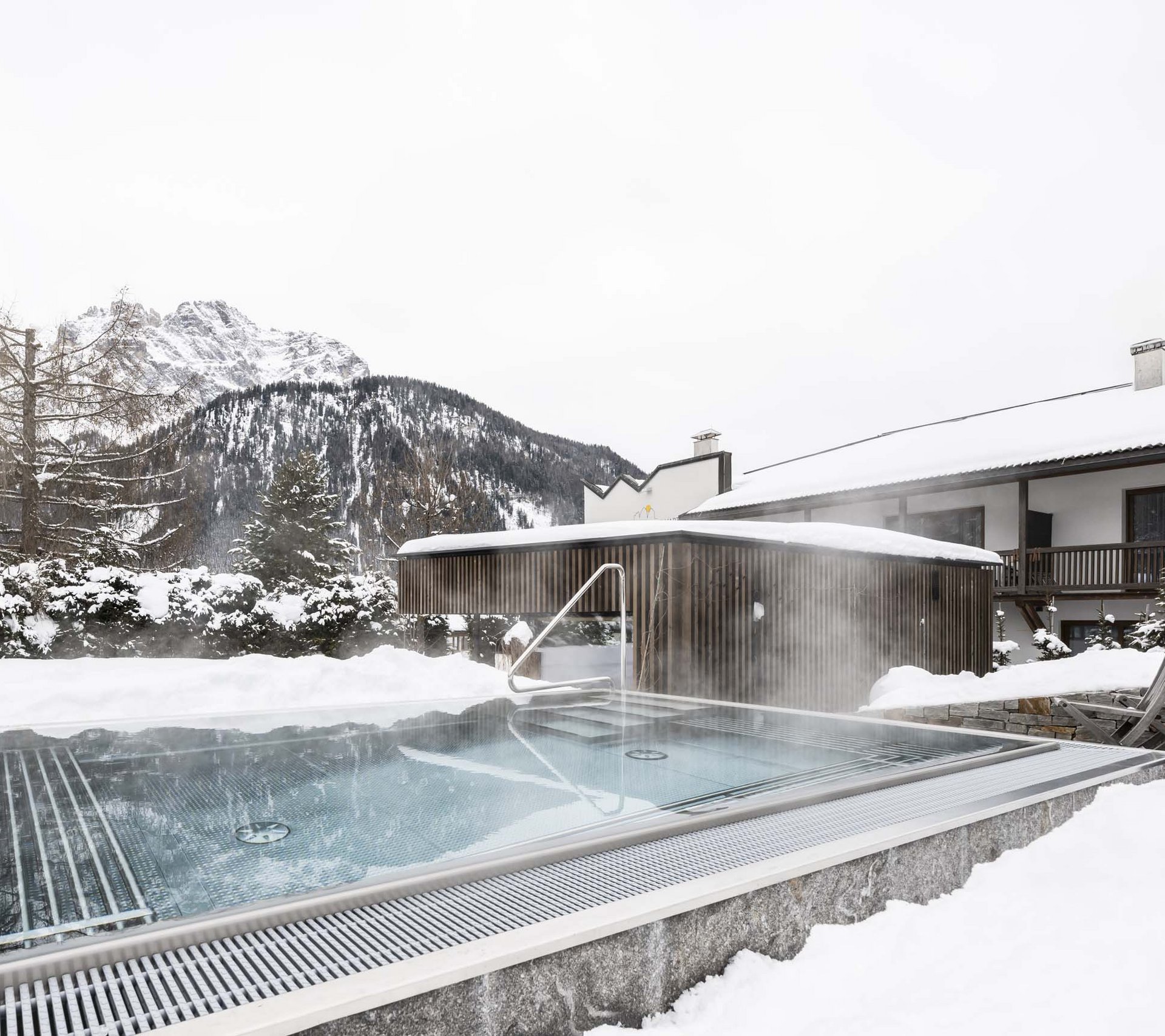 Scheda struttura - Residence Königswarte Strata Piscina riscaldata all'aperto in paesaggio montano innevato accanto a una casa