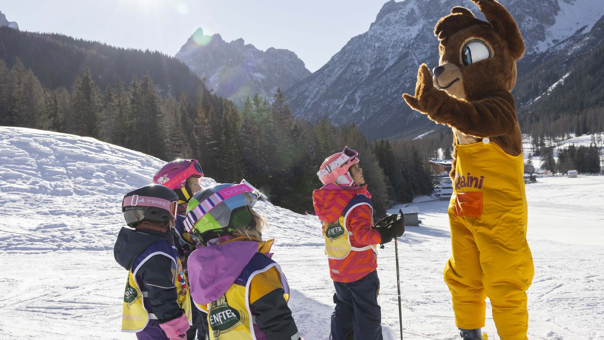 Qualche immagine del Rainer Bambini con attrezzatura da sci imparano con una maschera di orso sulla neve