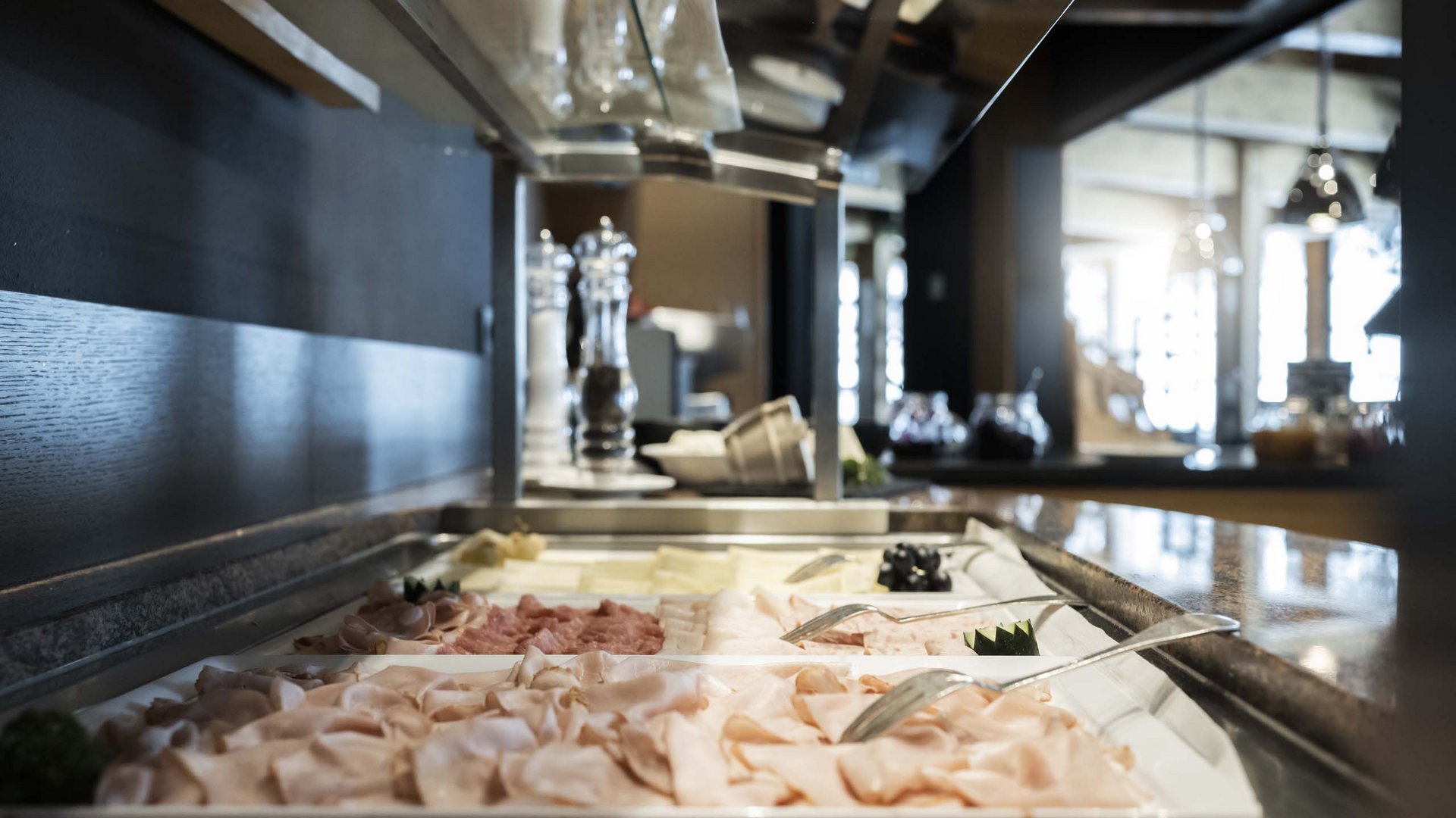 Family Resort Rainer Buffet con vari tipi di affettati in un ristorante