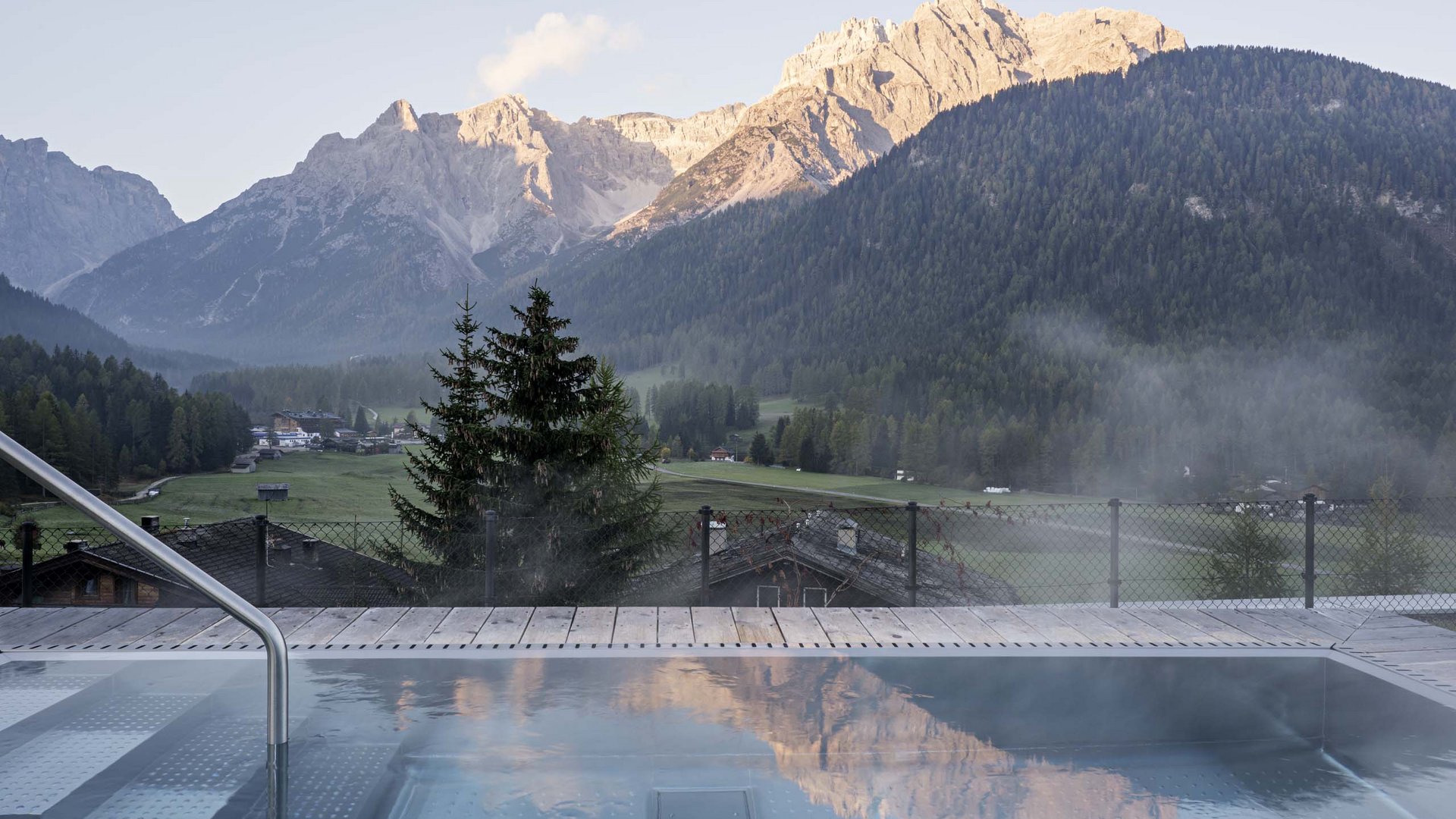Residence Paramount Alma Piscina con vapore e vista sulle montagne delle Dolomiti all'alba