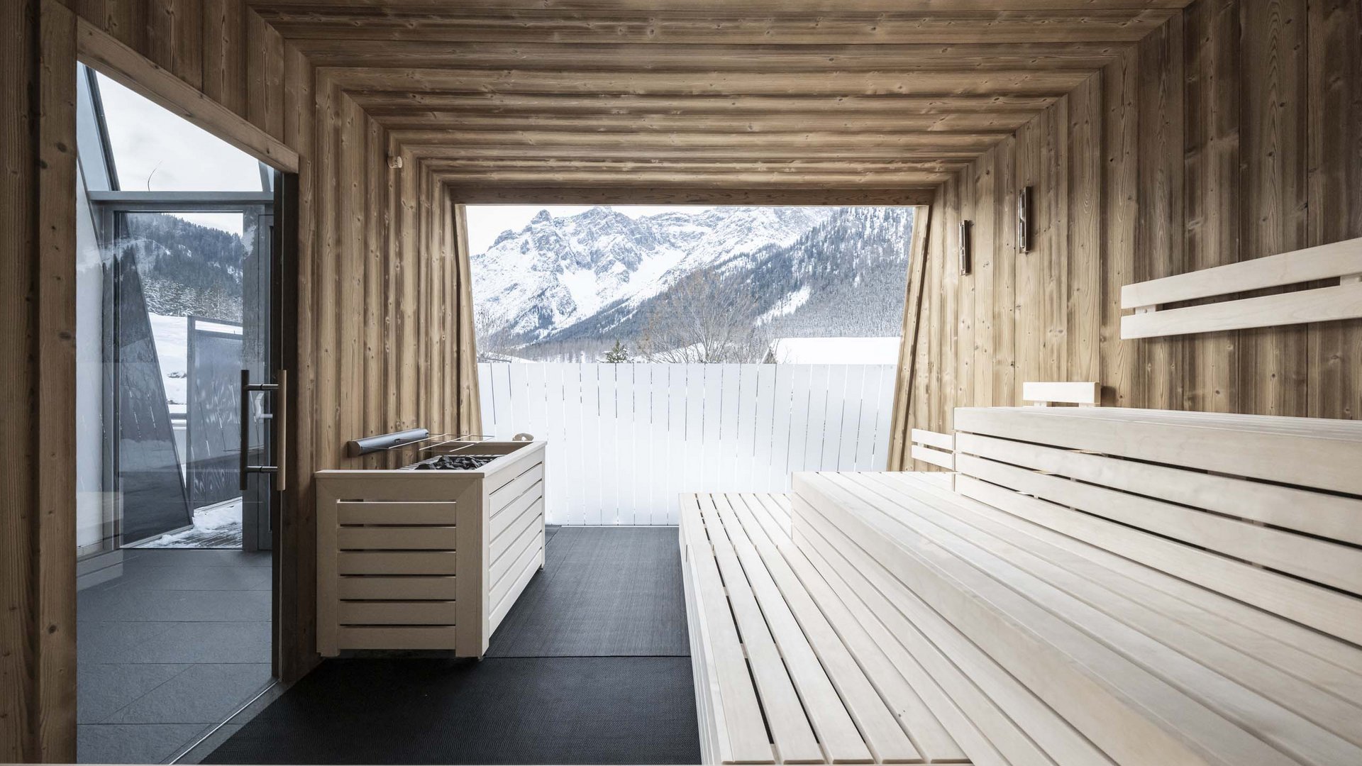 Family Resort Rainer Sauna con rivestimento in legno e vista sulle montagne innevate