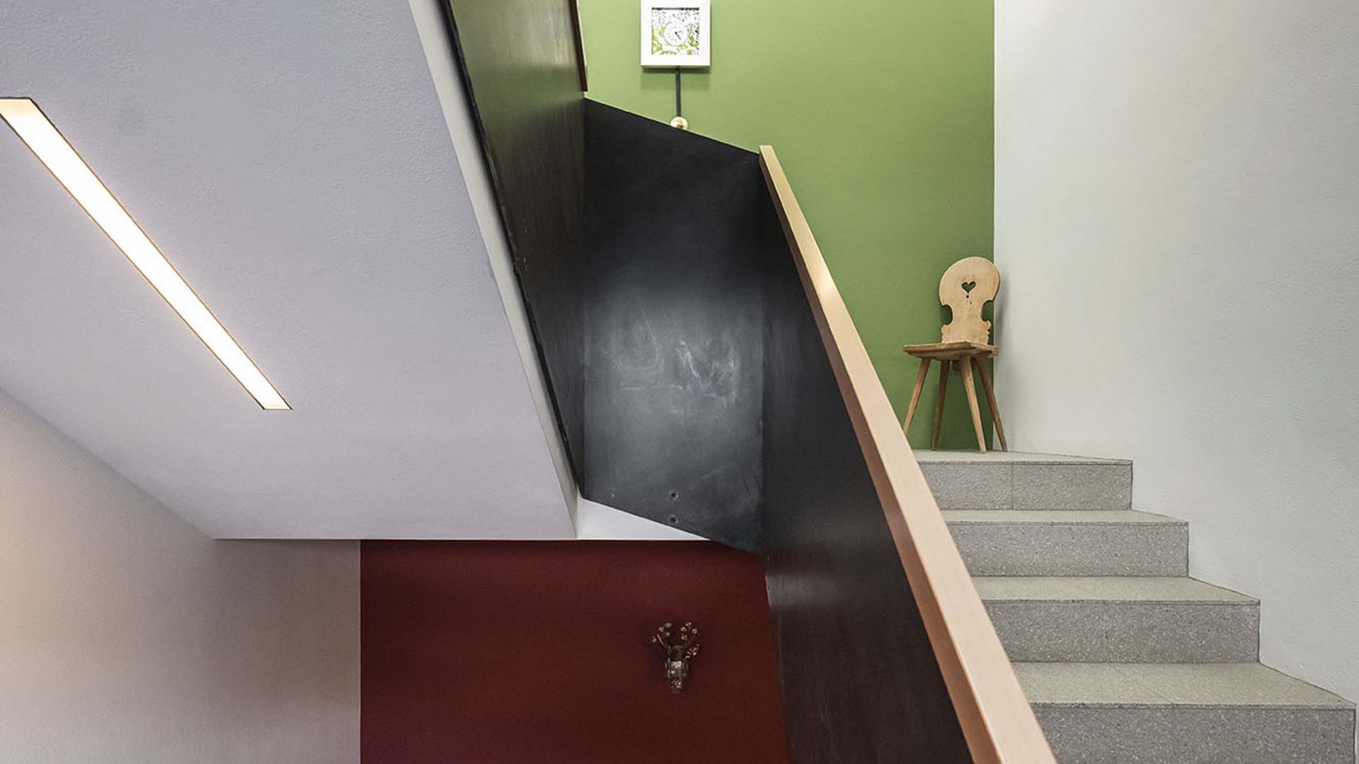 Residence Königswarte Strata Scale moderne con pareti rosse e verdi e due sedie di legno