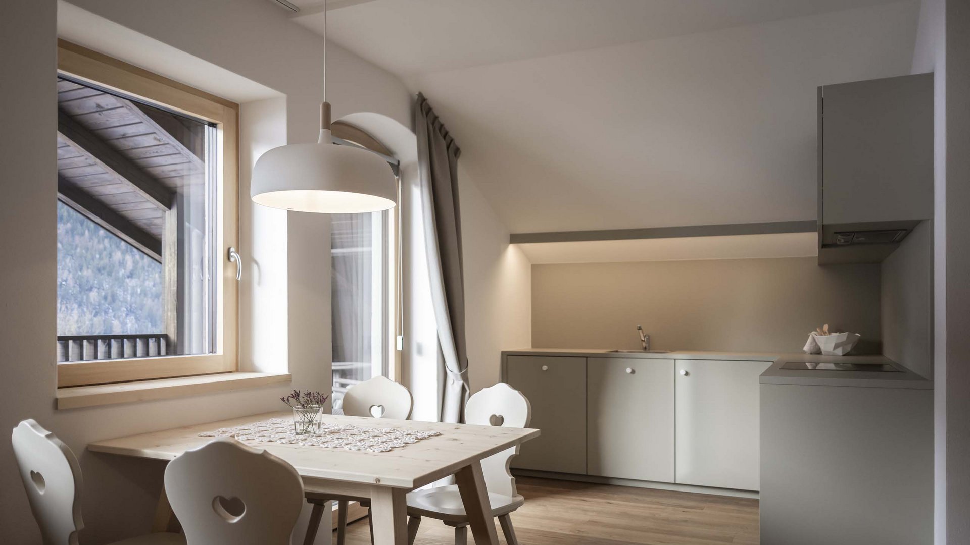 Residence Villa Rainer Piccola cucina moderna con tavolo da pranzo e finestra con vista montagna