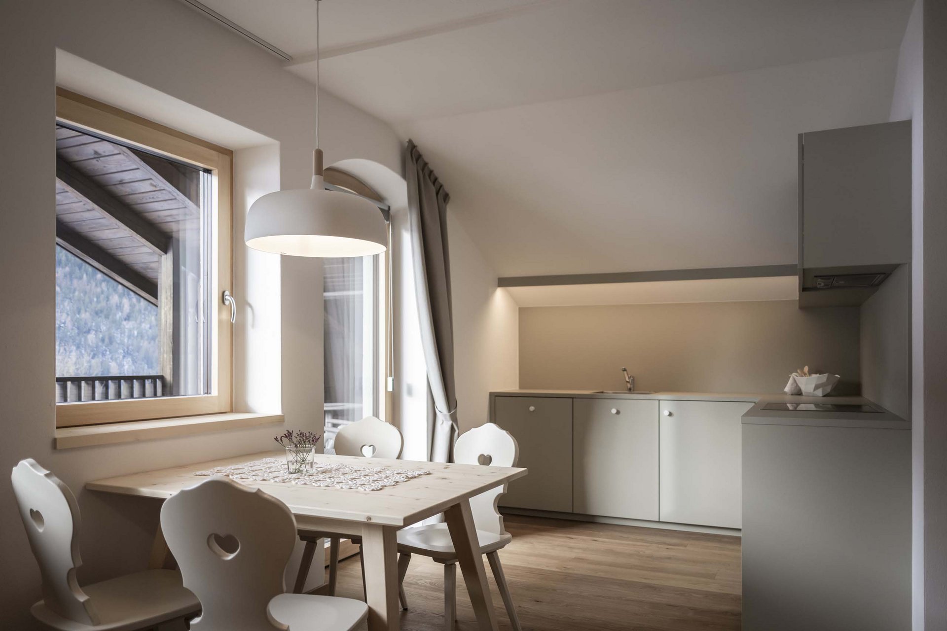 Naturerlebnis in der Villa Rainer Kleine moderne Küche mit Esstisch und Fenster mit Bergblick