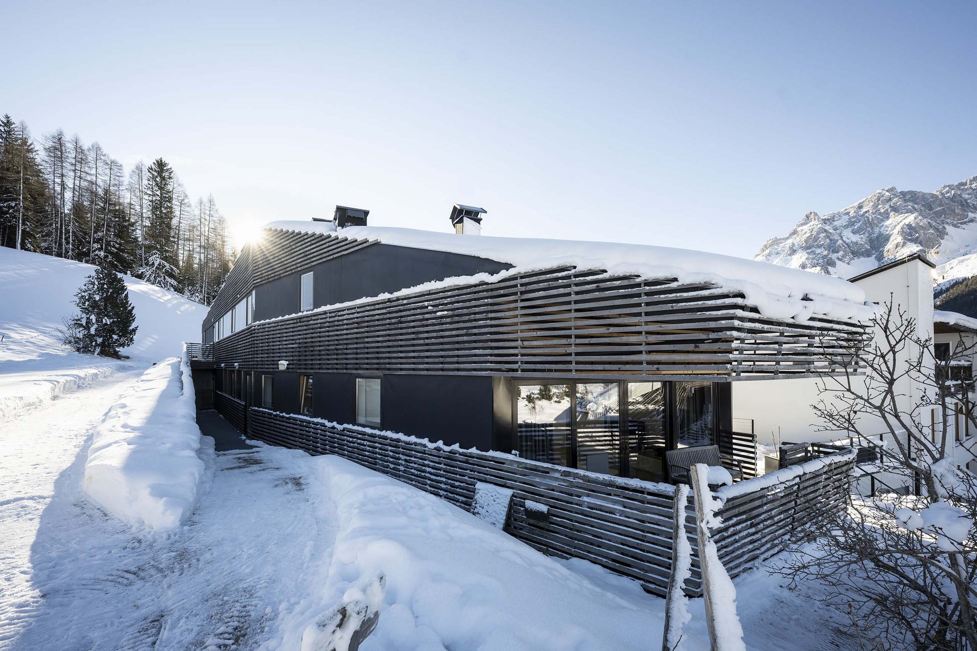 The Residence Königswarte Strata Modern building in snowy mountain landscape under clear sky