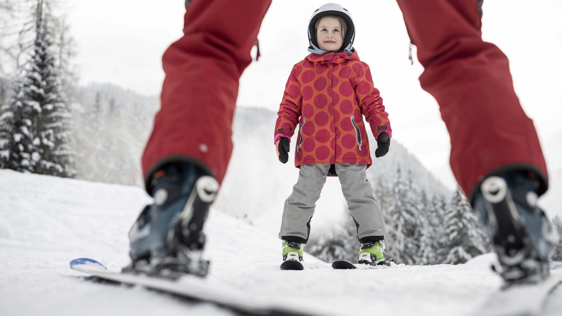 Qualche immagine del Rainer Bambino impara a sciare con istruttore su montagna innevata