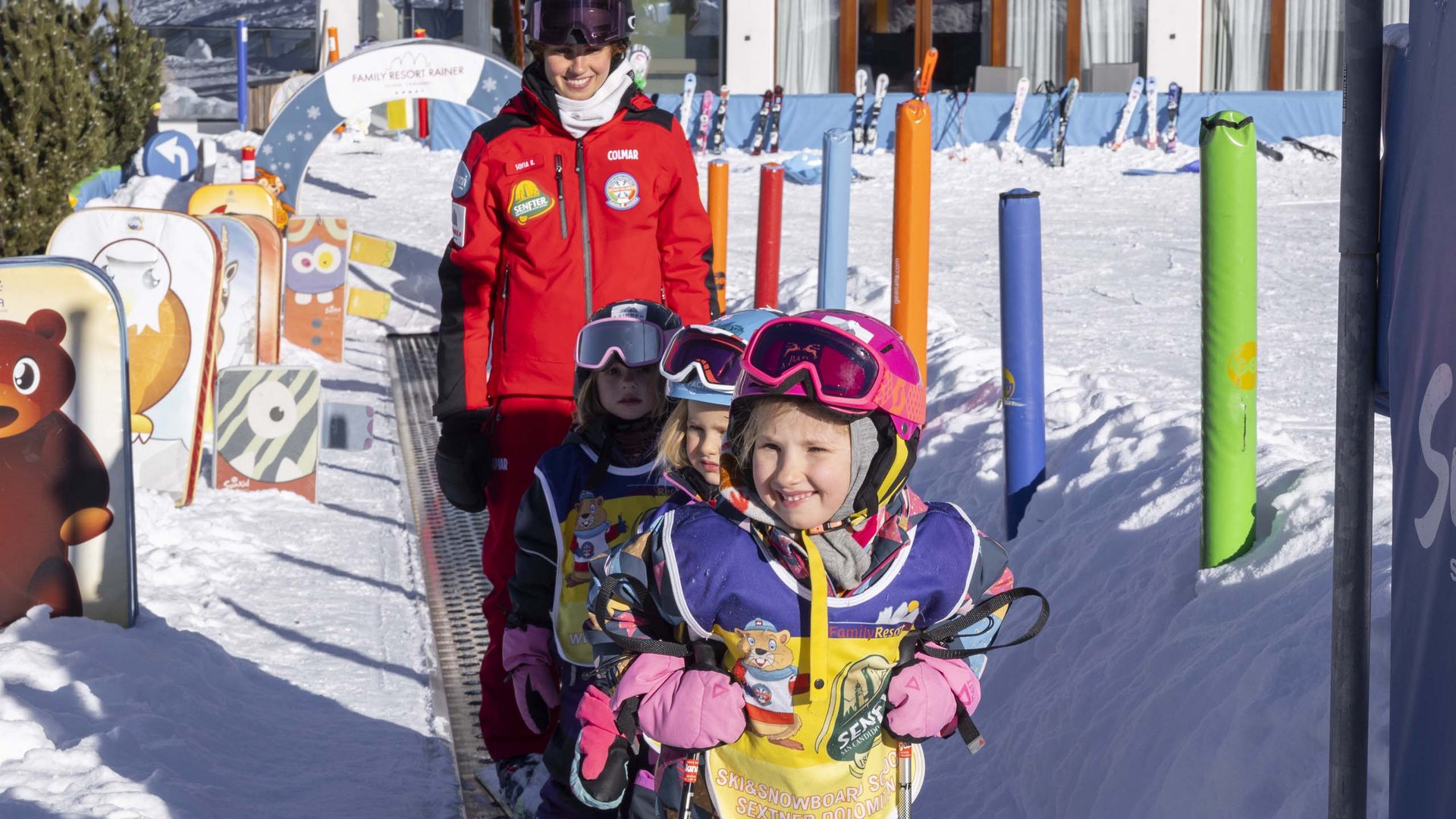 Qualche immagine del Rainer Bambini con attrezzatura da sci su tapis roulant in area sciistica